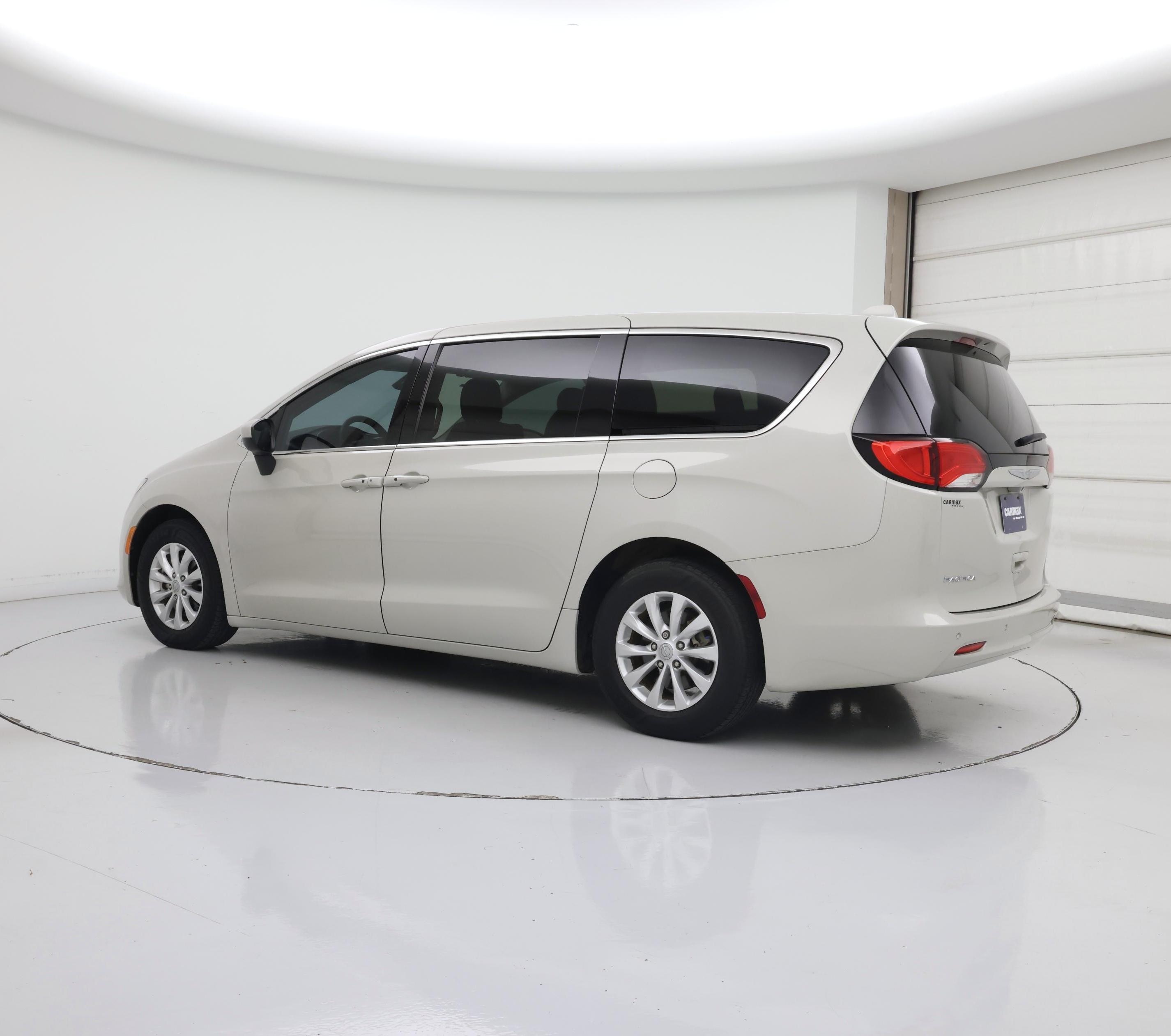 Thumbnail: 2017 Chrysler Pacifica - 5