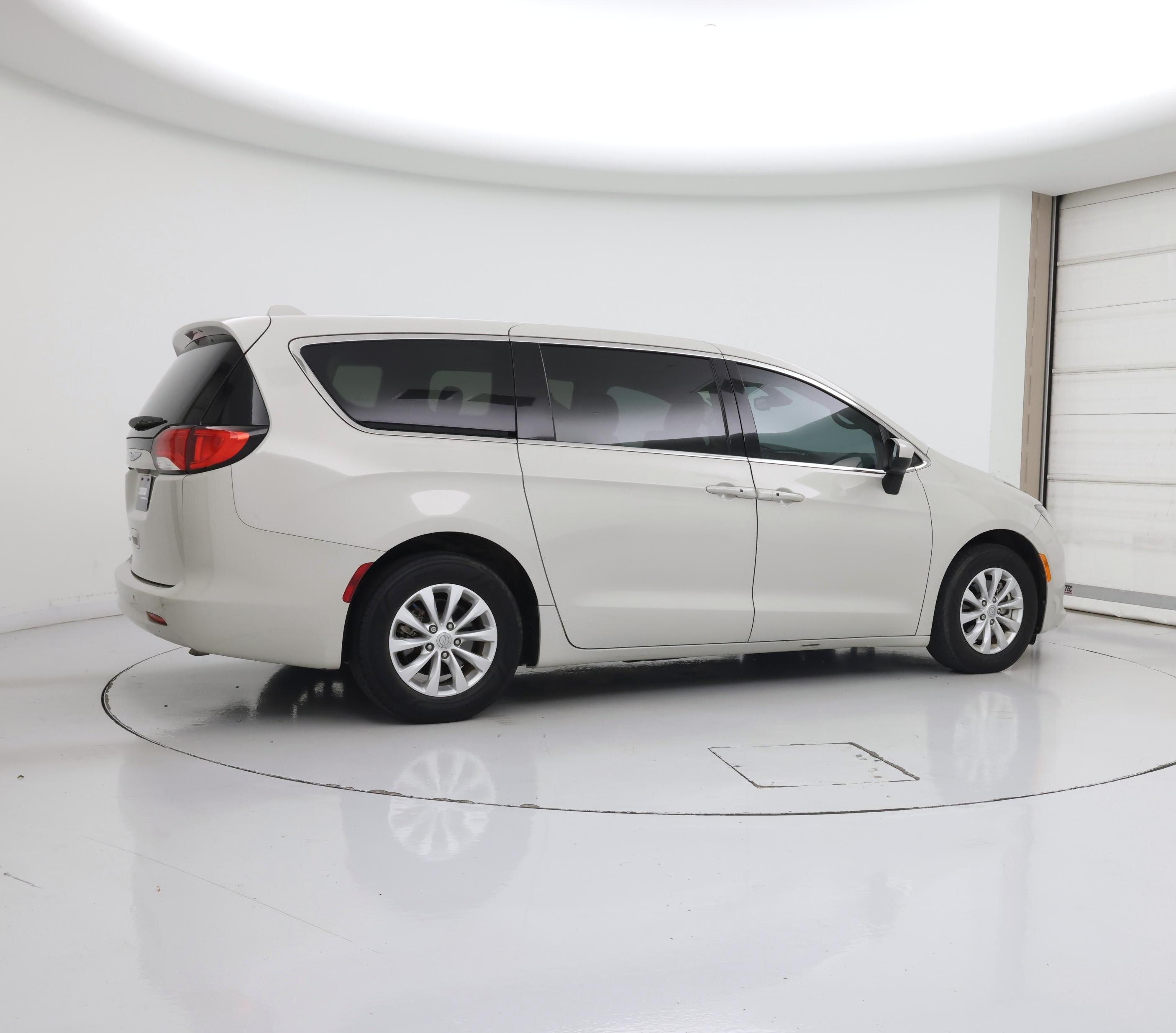 Thumbnail: 2017 Chrysler Pacifica - 6