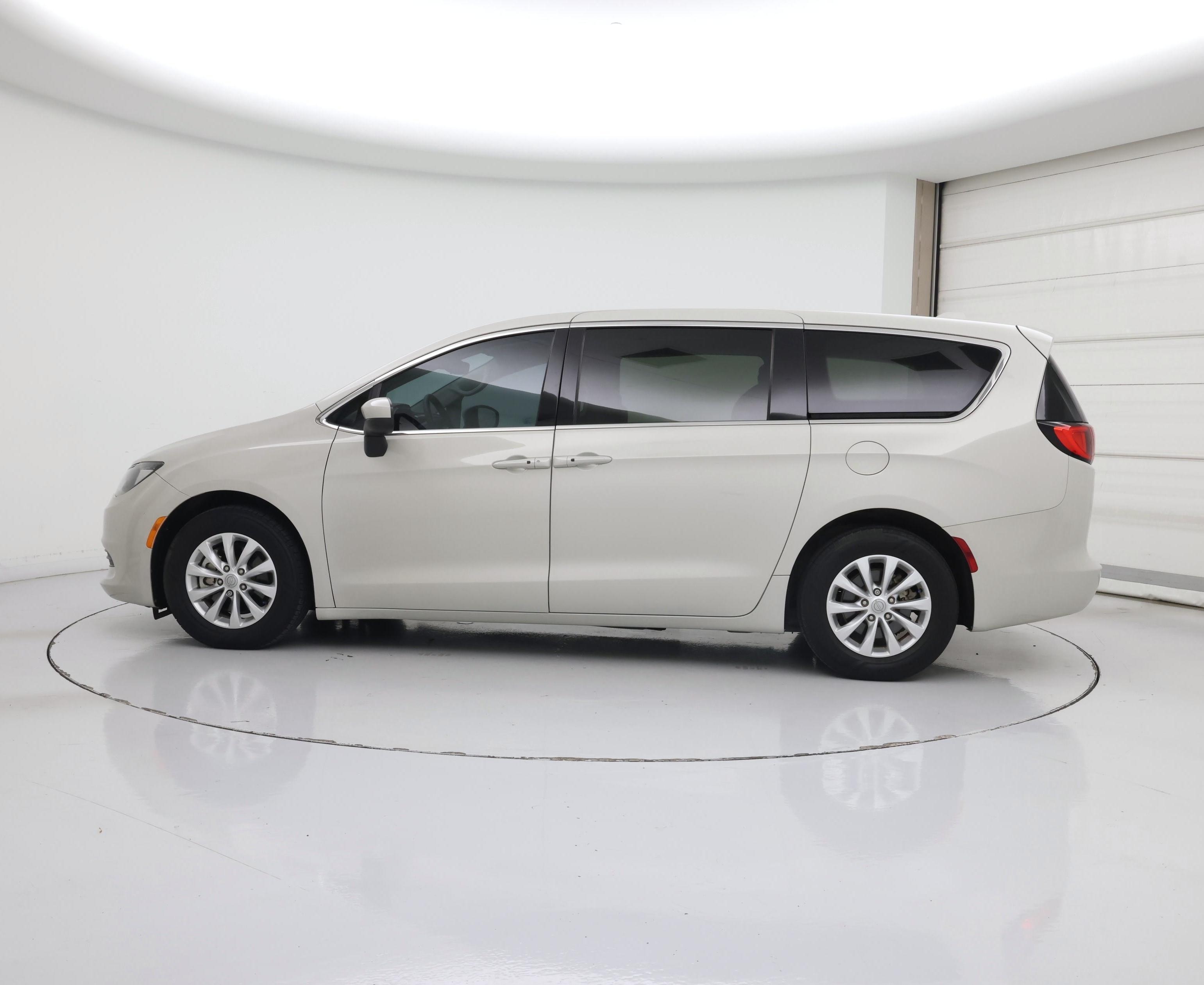 Thumbnail: 2017 Chrysler Pacifica - 7