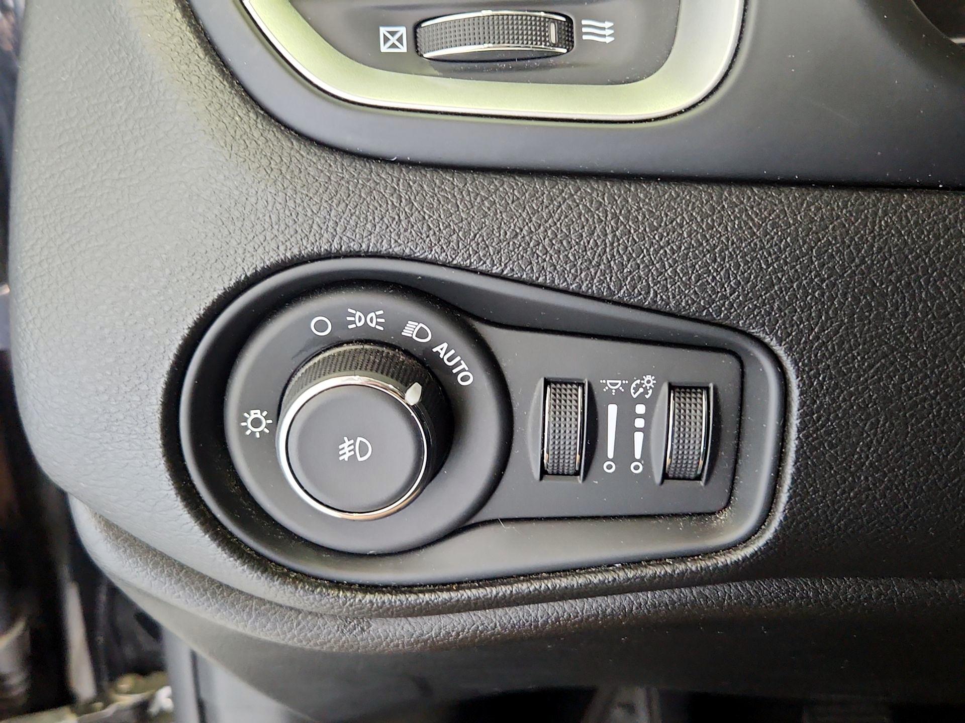 Thumbnail: 2018 Jeep Renegade - 13