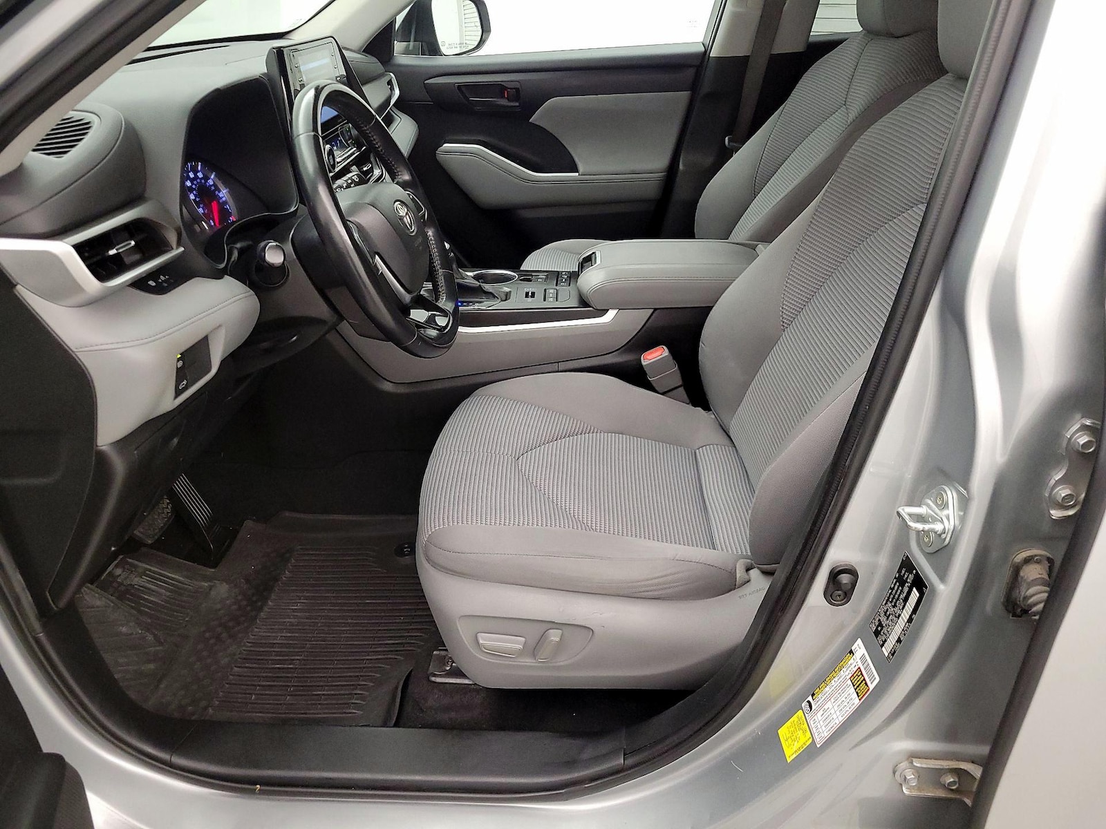 2021 Toyota Highlander LE - Photo 12