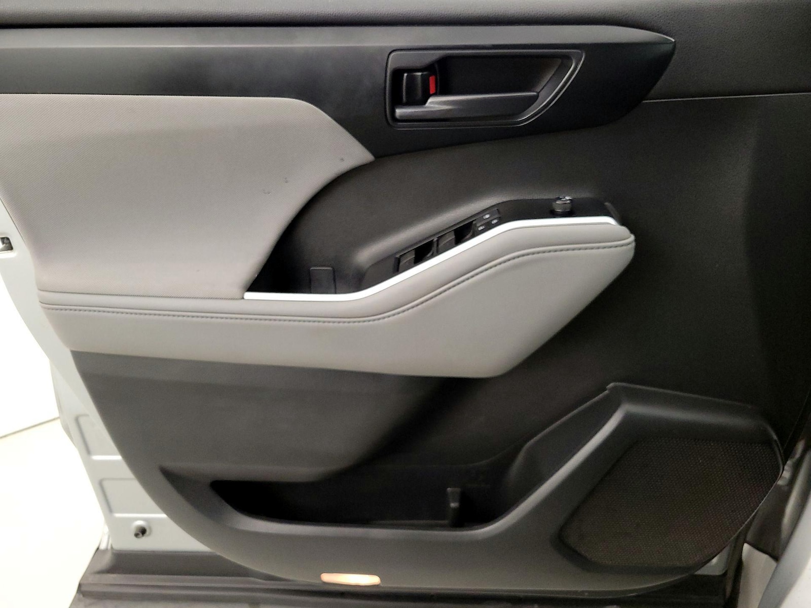 2021 Toyota Highlander LE - Photo 13