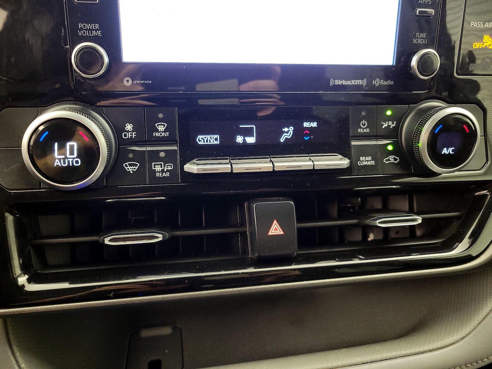 2021 Toyota Highlander LE - Photo 18