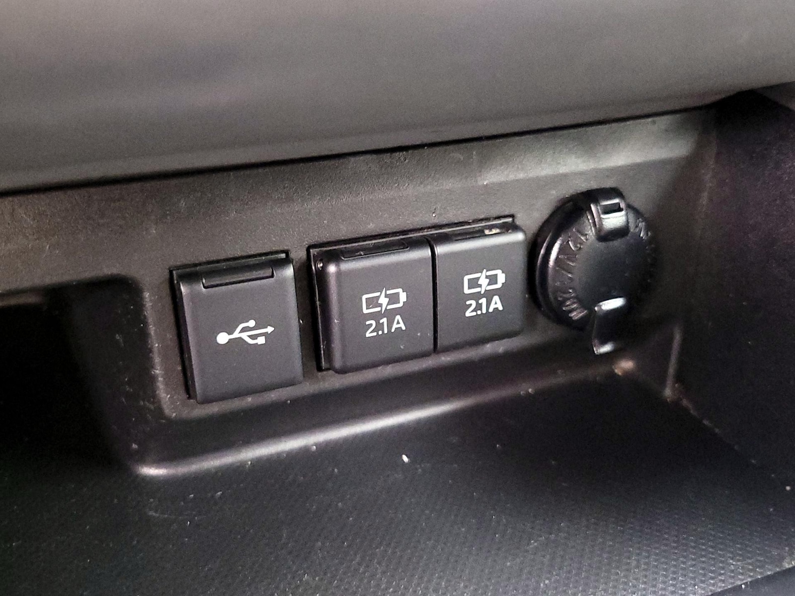 2021 Toyota Highlander LE - Photo 20