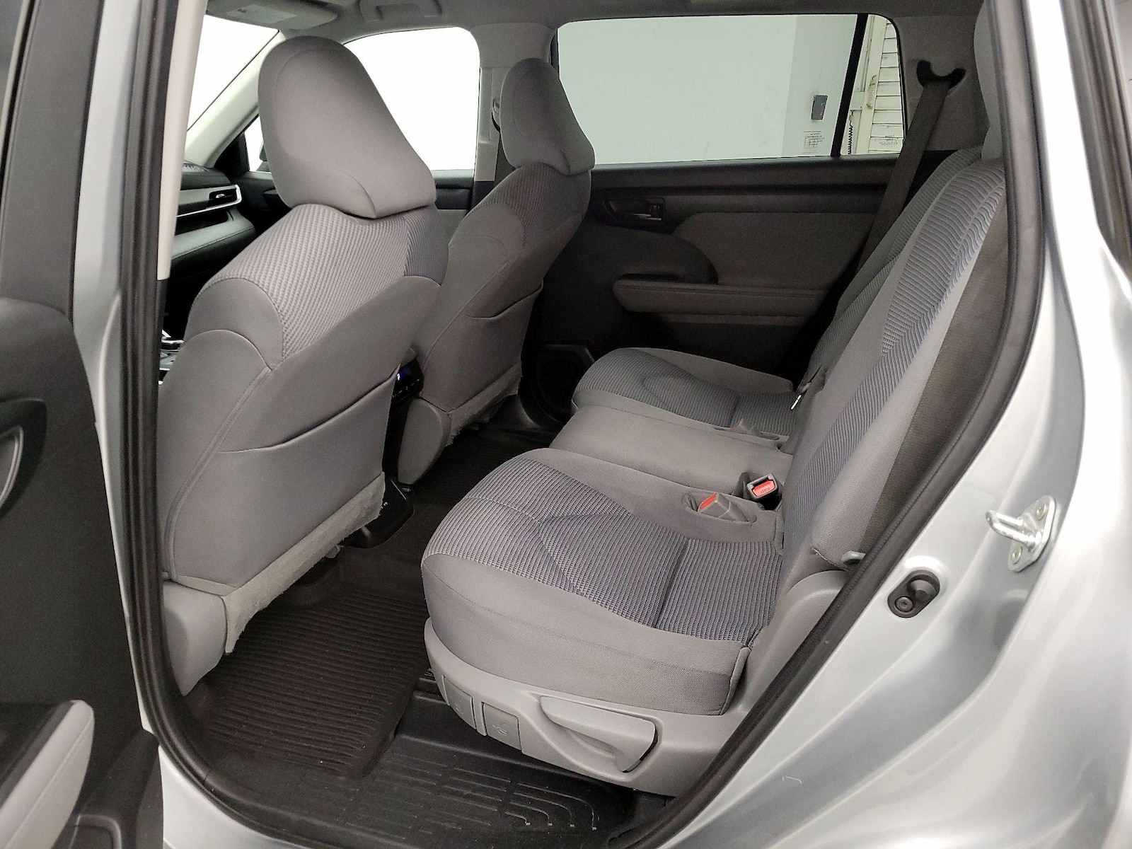 2021 Toyota Highlander LE - Photo 21