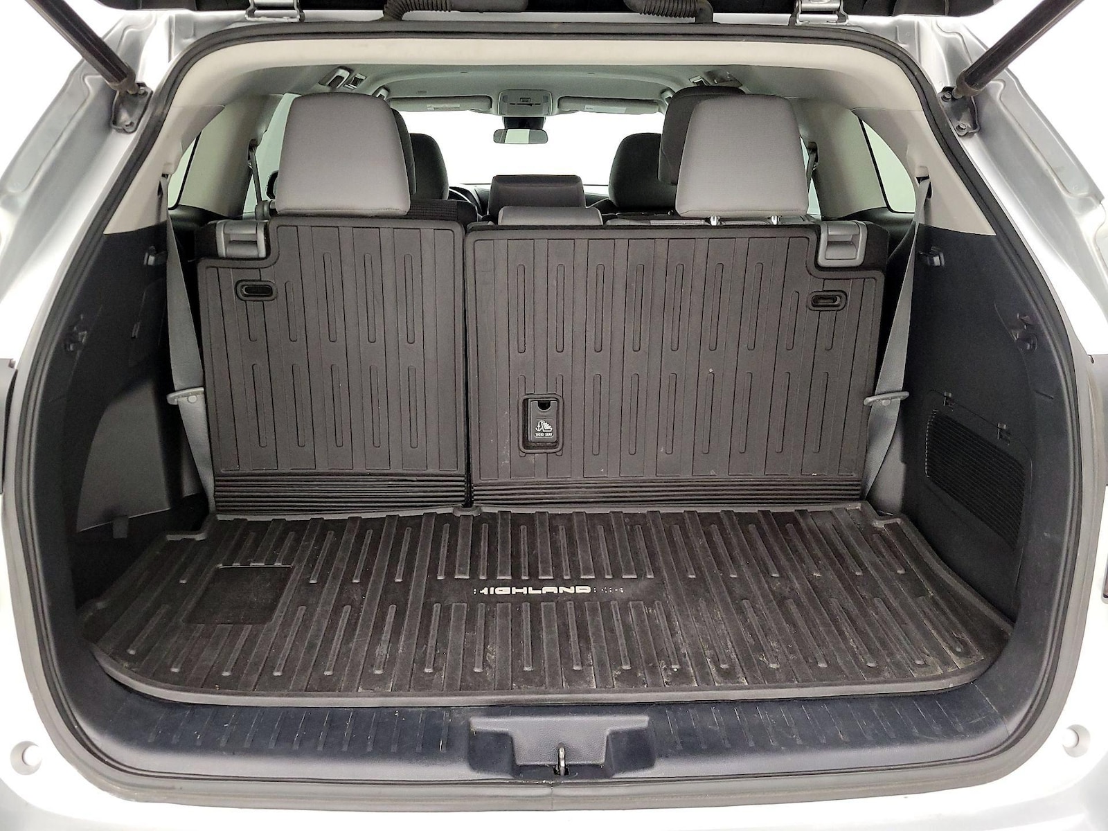 2021 Toyota Highlander LE - Photo 23