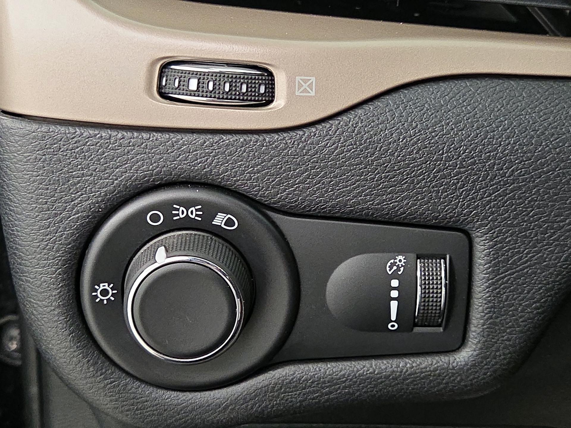Thumbnail: 2016 Jeep Cherokee - 13