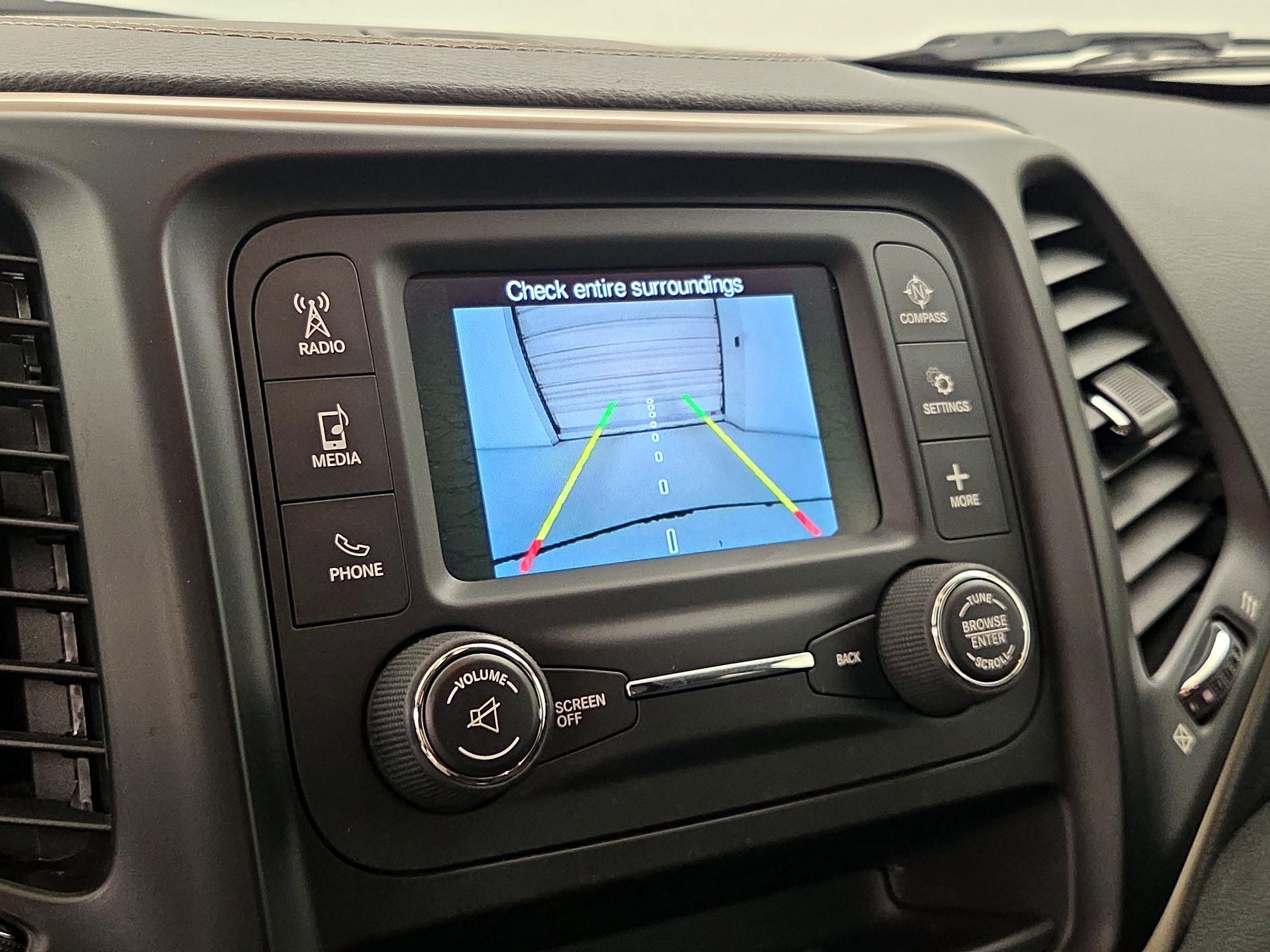 Thumbnail: 2016 Jeep Cherokee - 14
