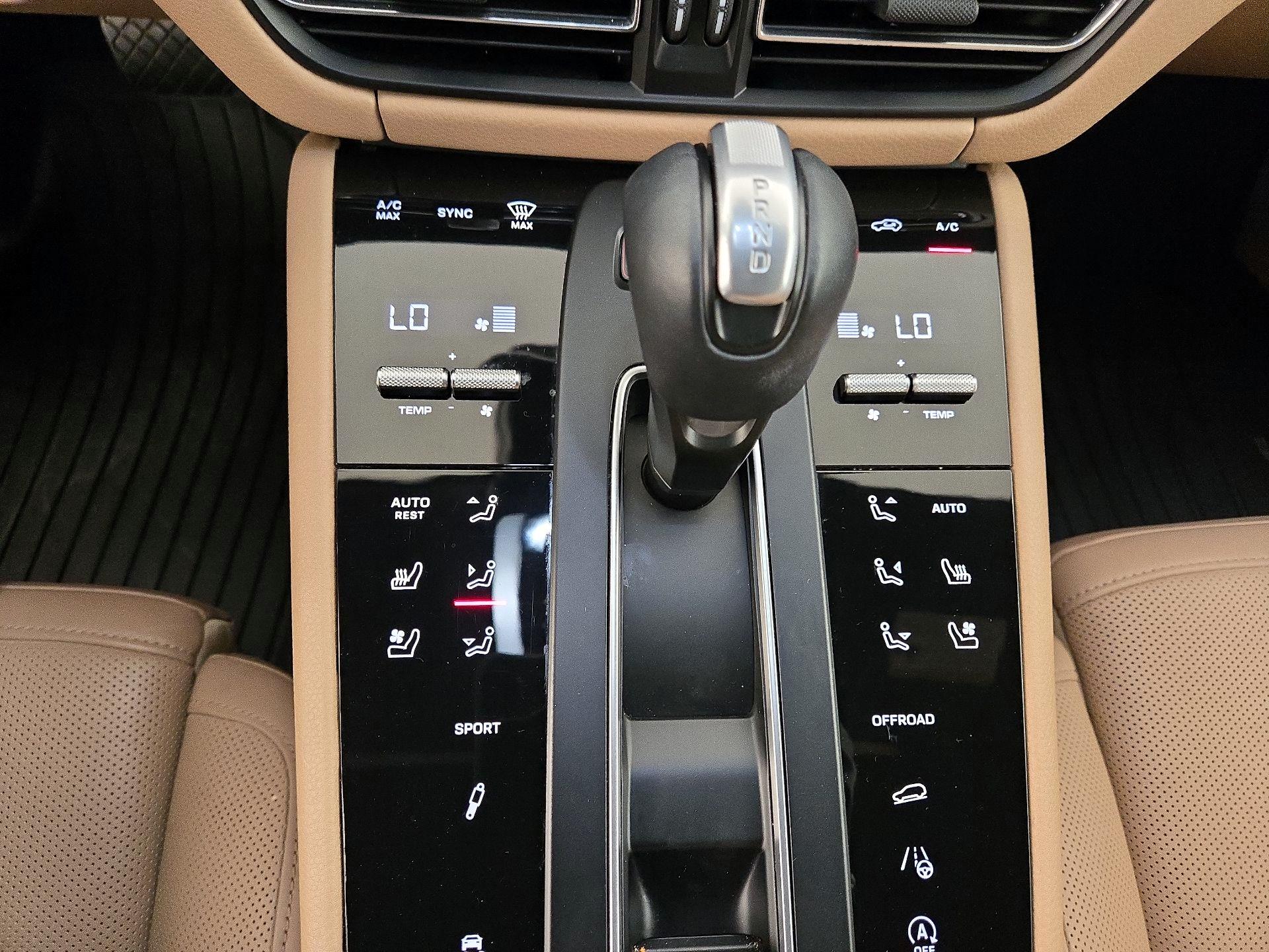Thumbnail: 2022 Porsche Macan - 18