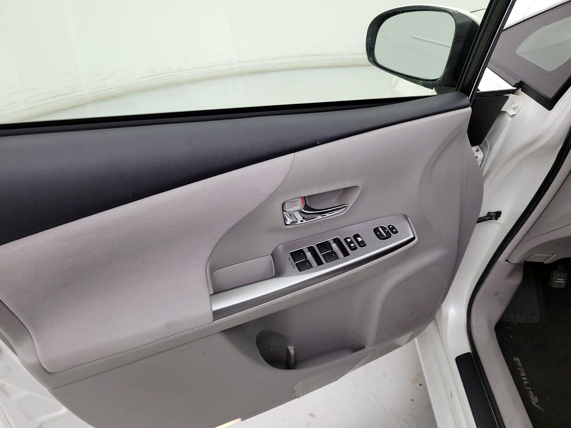 Thumbnail: 2016 Toyota Prius v - 12
