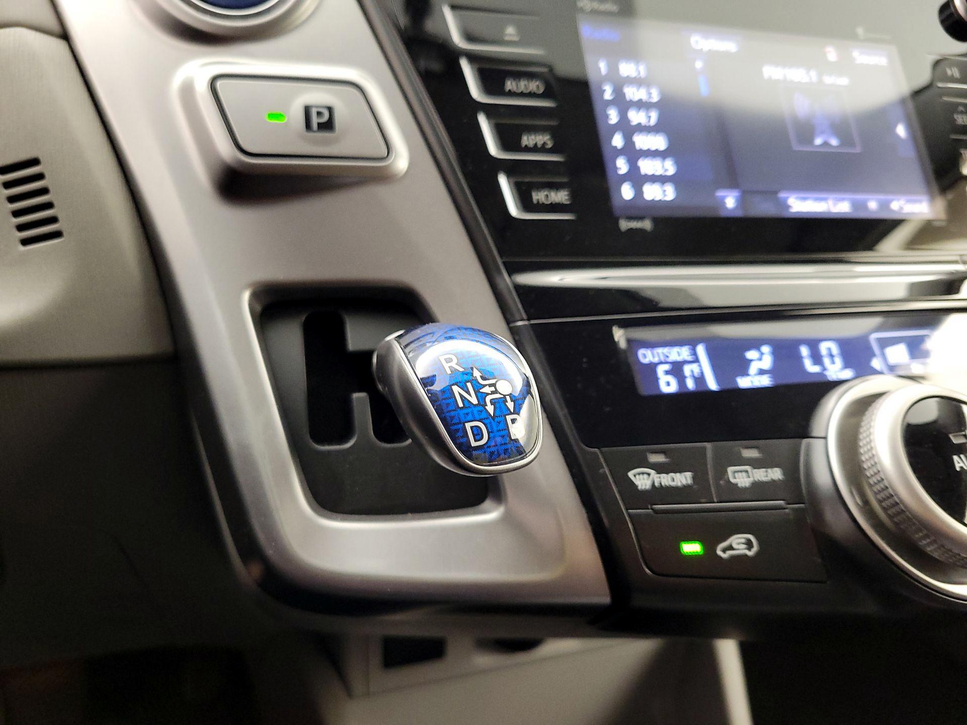 Thumbnail: 2016 Toyota Prius v - 17