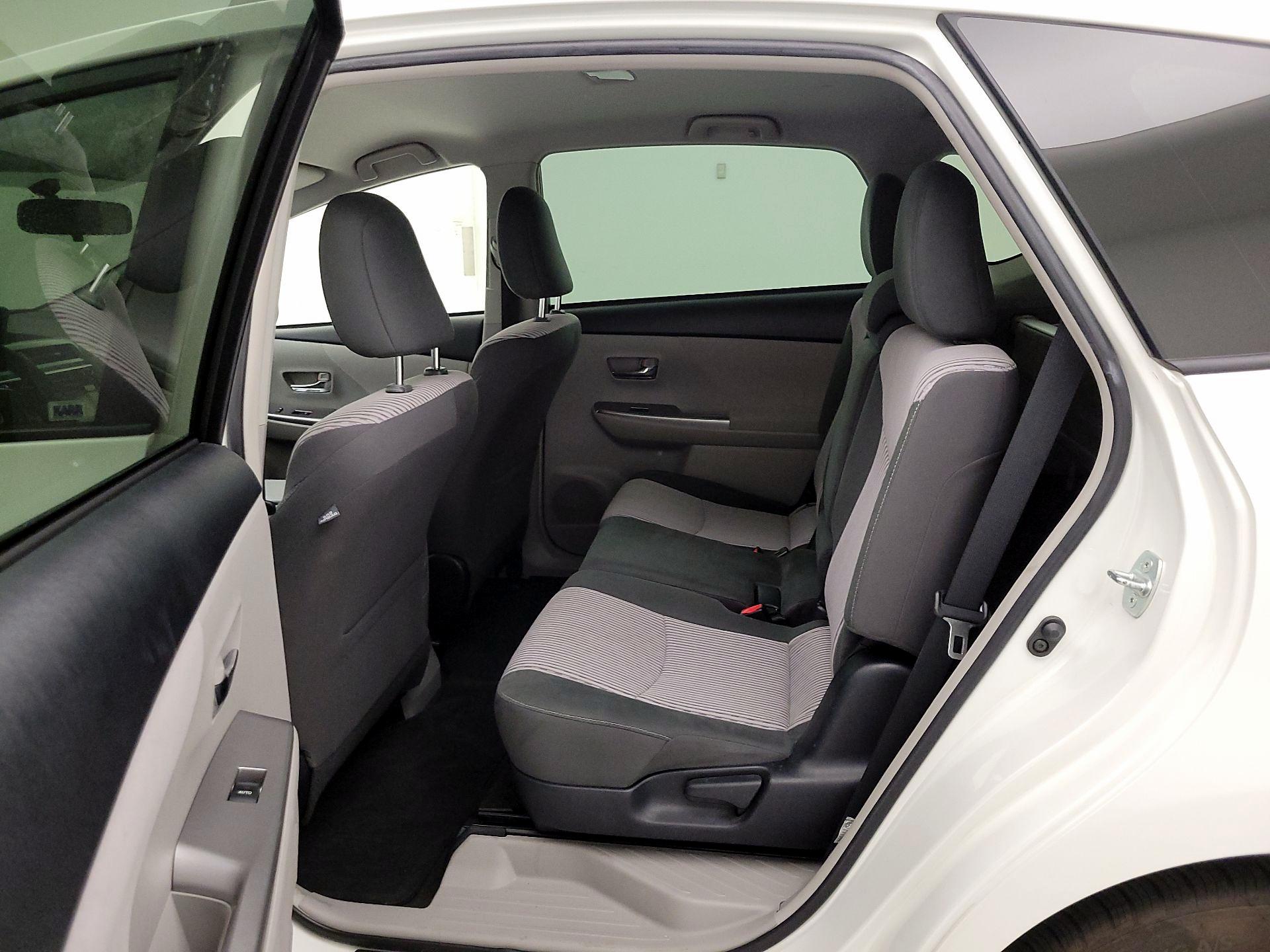 Thumbnail: 2016 Toyota Prius v - 18