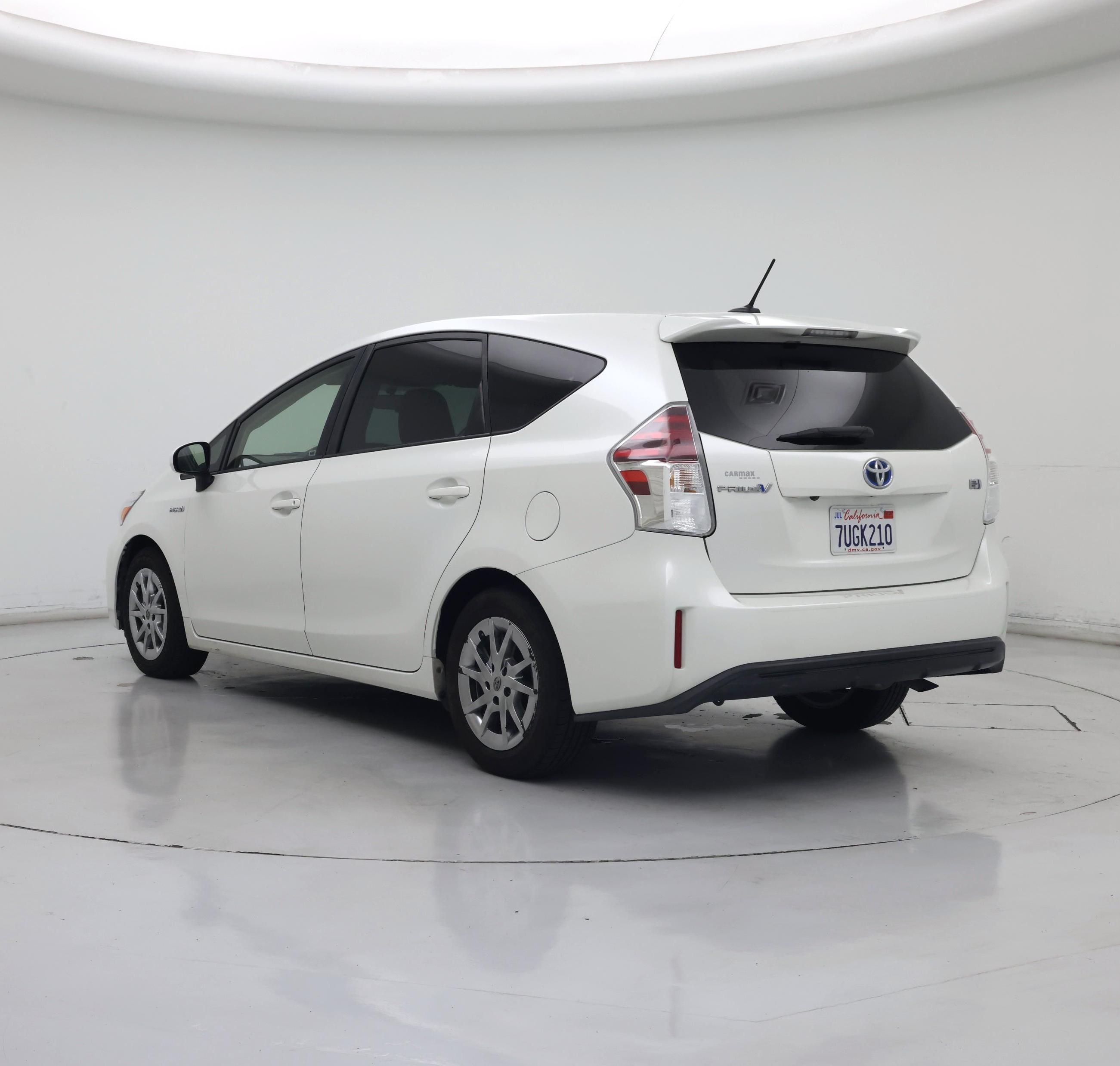 Thumbnail: 2016 Toyota Prius v - 2