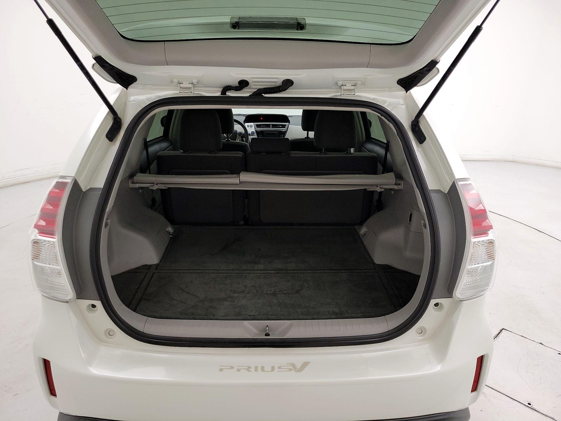 Thumbnail: 2016 Toyota Prius v - 19