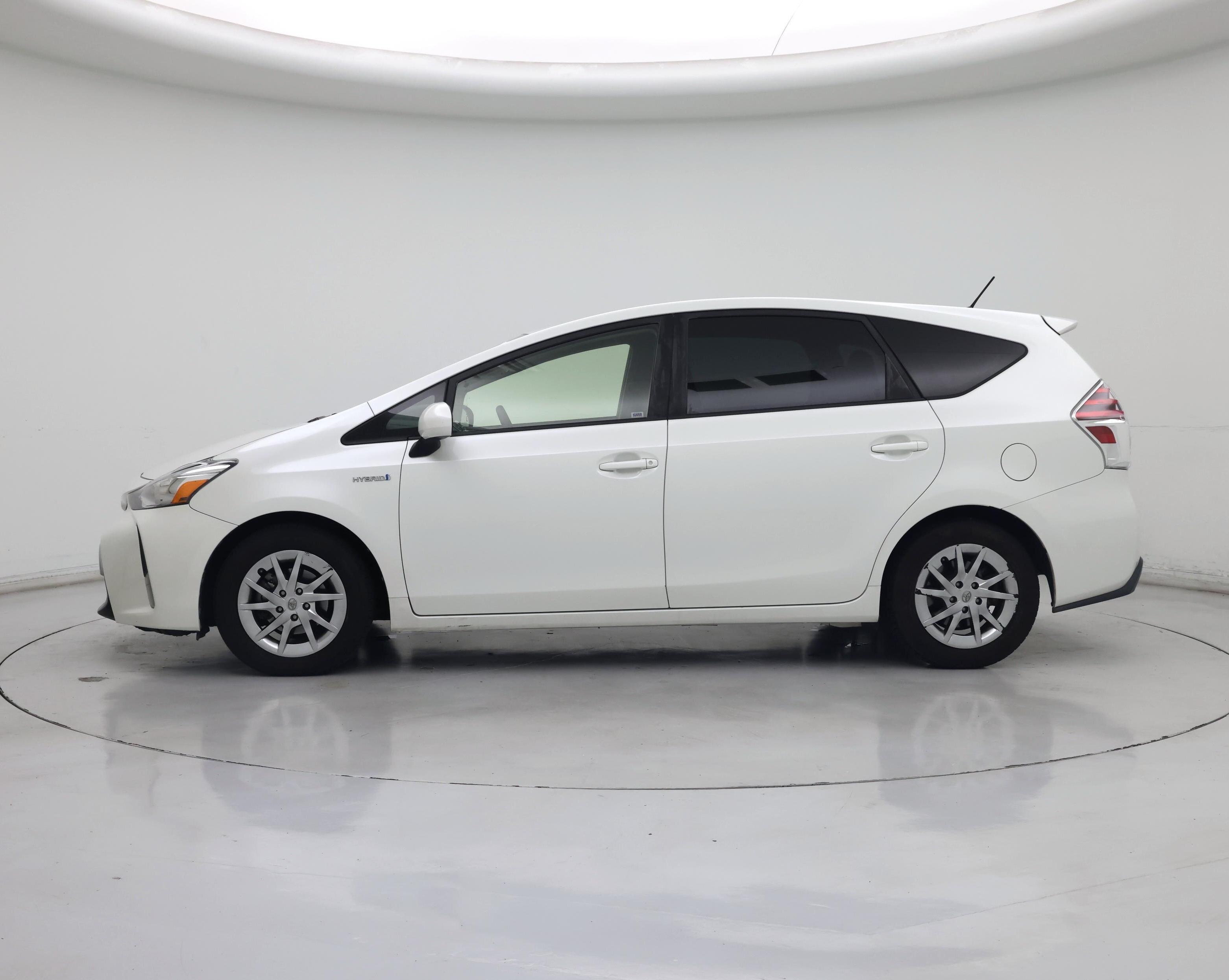 Thumbnail: 2016 Toyota Prius v - 3