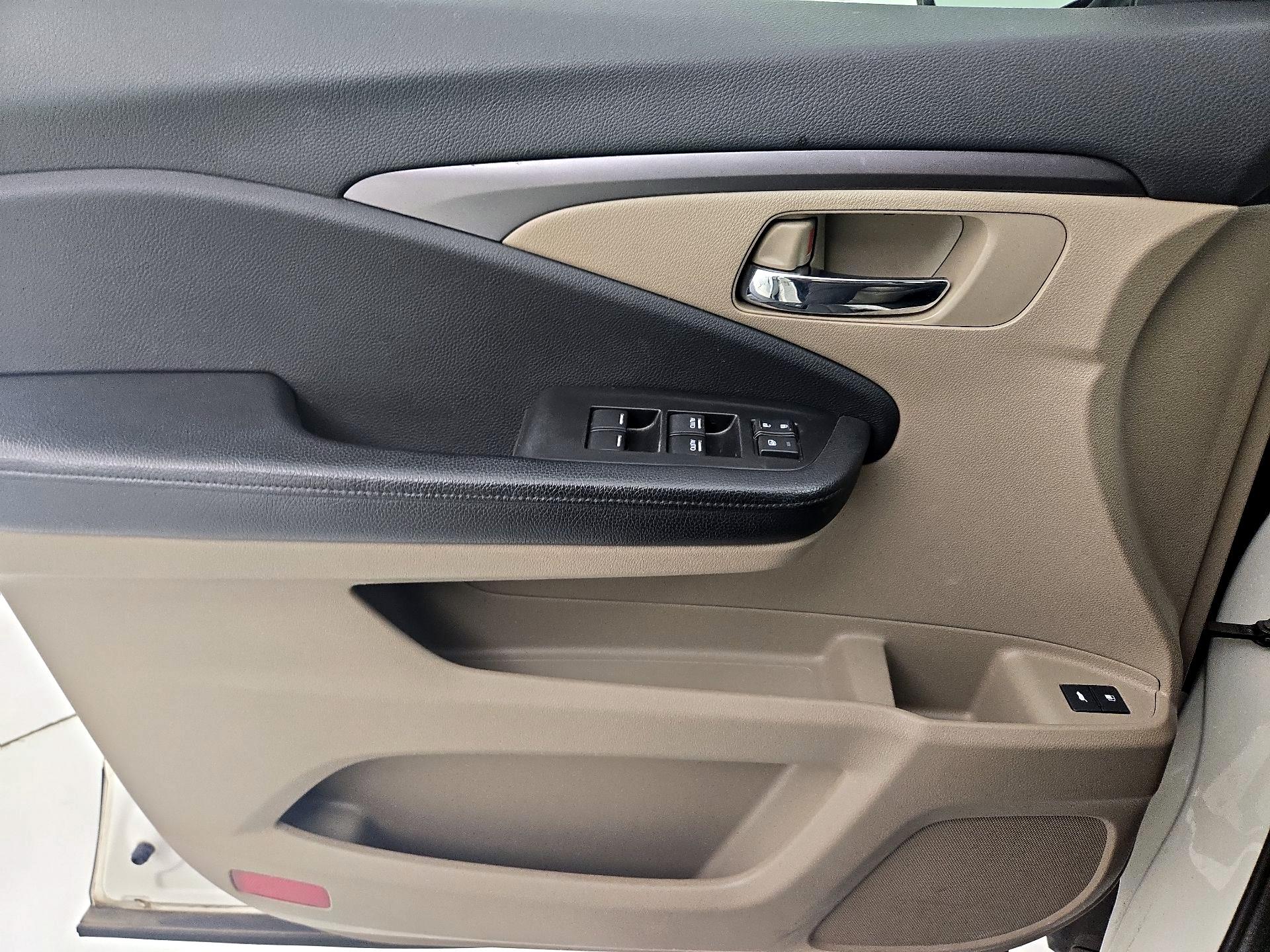 Thumbnail: 2017 Honda Pilot - 10