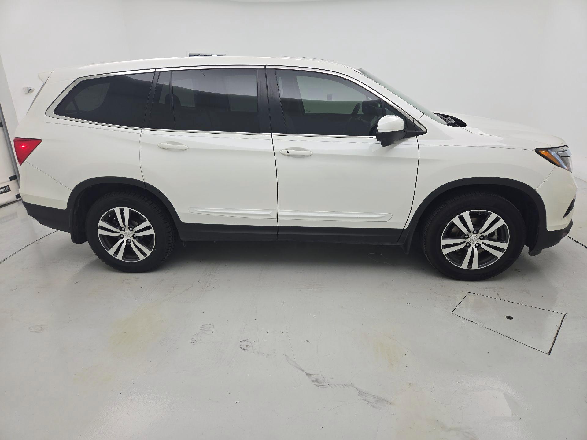 Thumbnail: 2017 Honda Pilot - 4