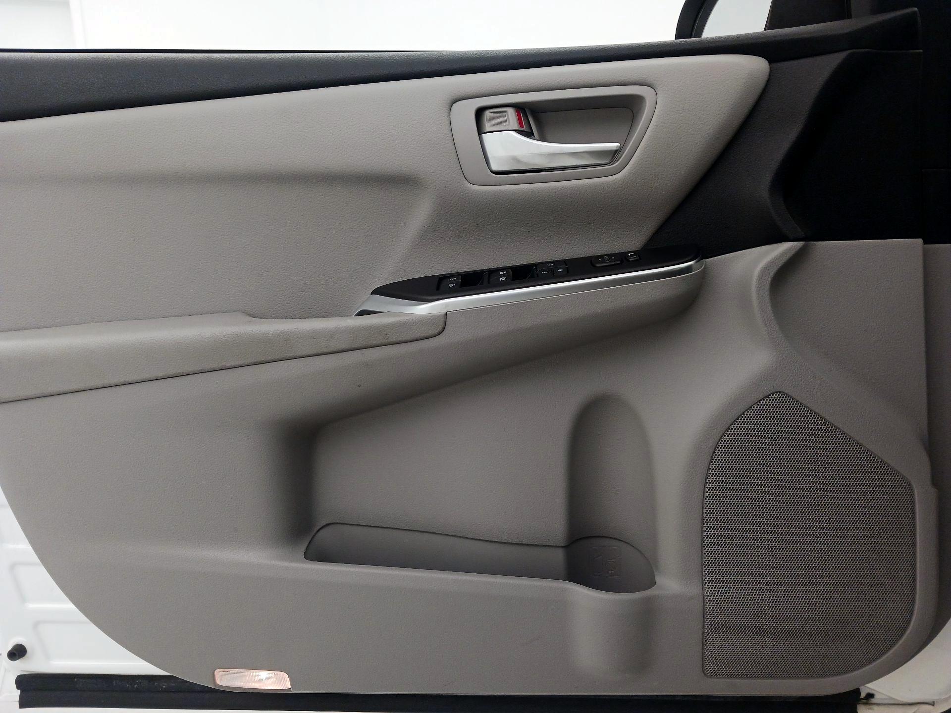 Thumbnail: 2015 Toyota Camry - 12