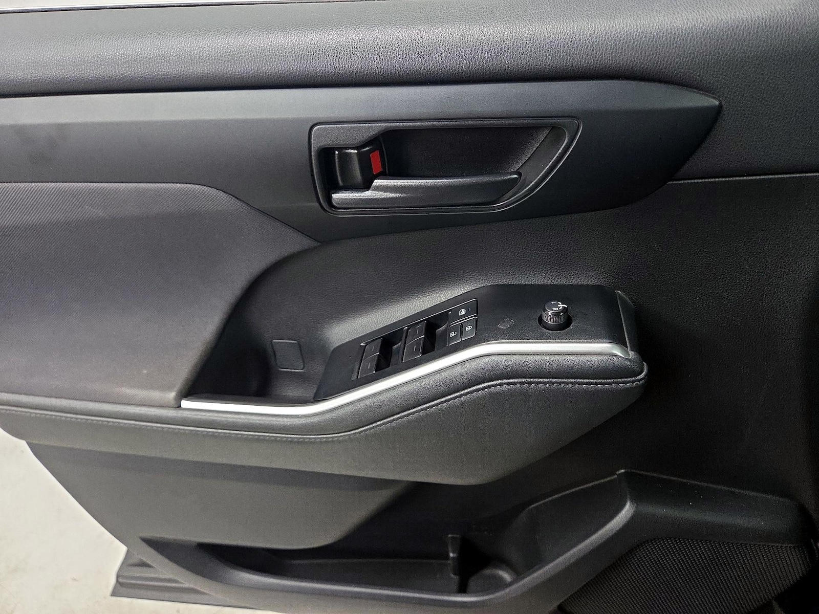 2021 Toyota Highlander L - Photo 13