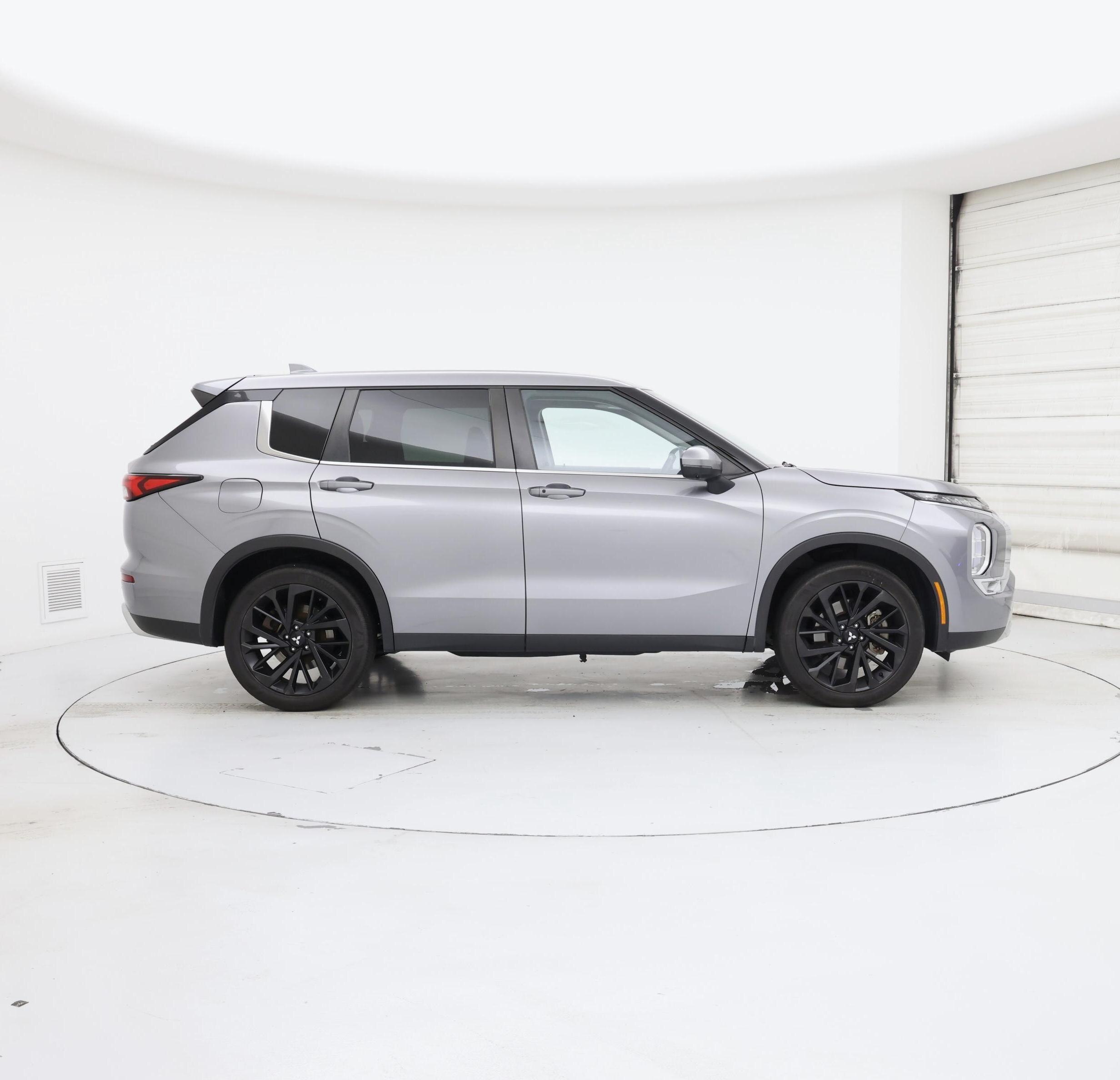 Thumbnail: 2022 Mitsubishi Outlander - 7