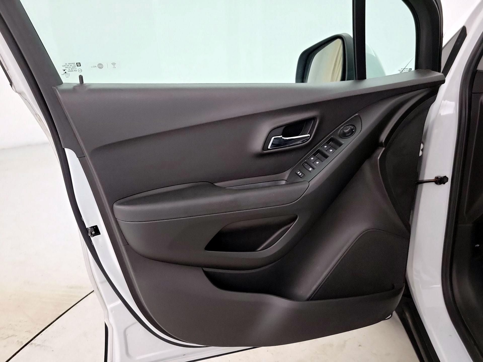 Thumbnail: 2017 Chevrolet Trax - 12