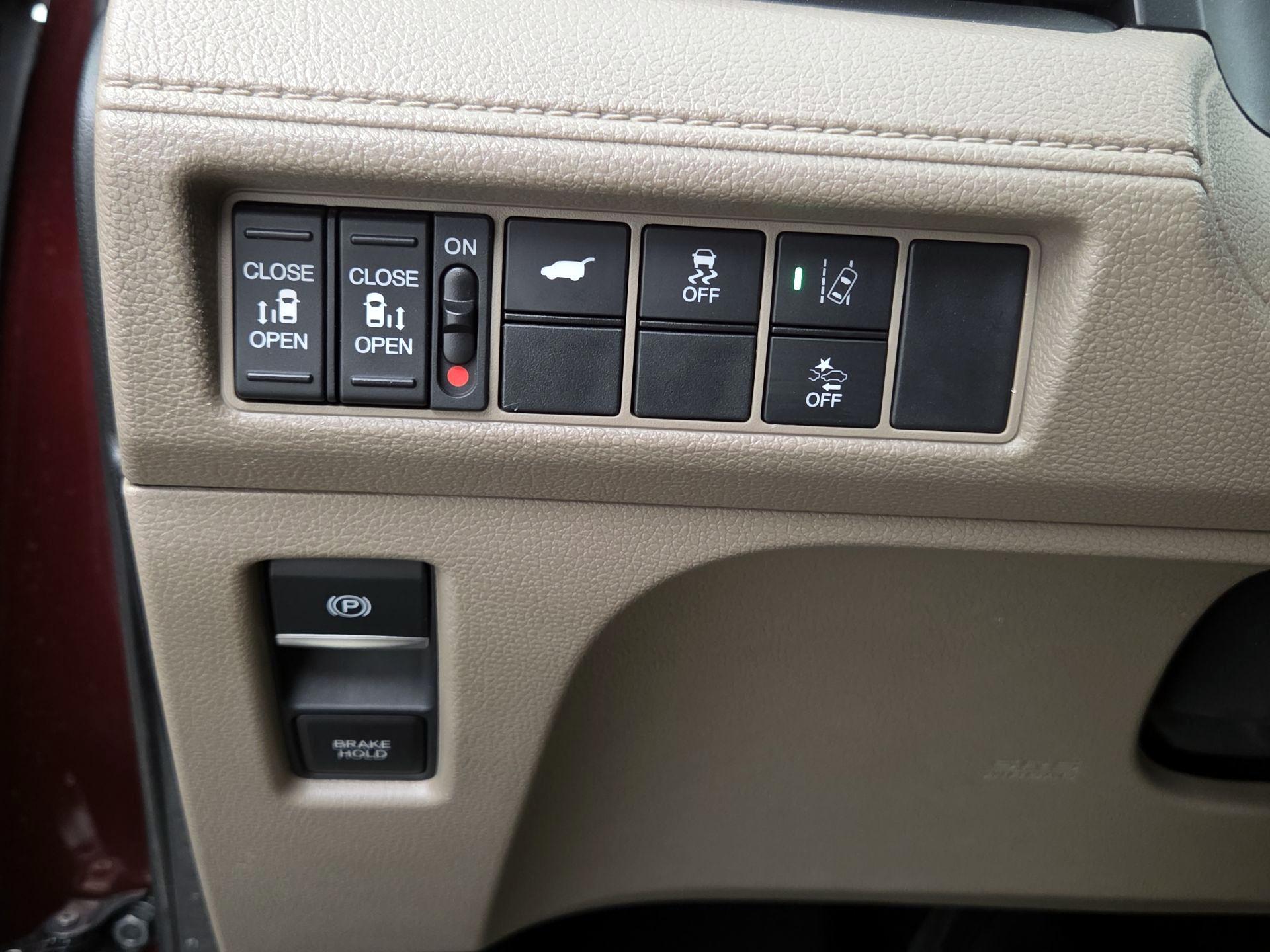 Thumbnail: 2018 Honda Odyssey - 13