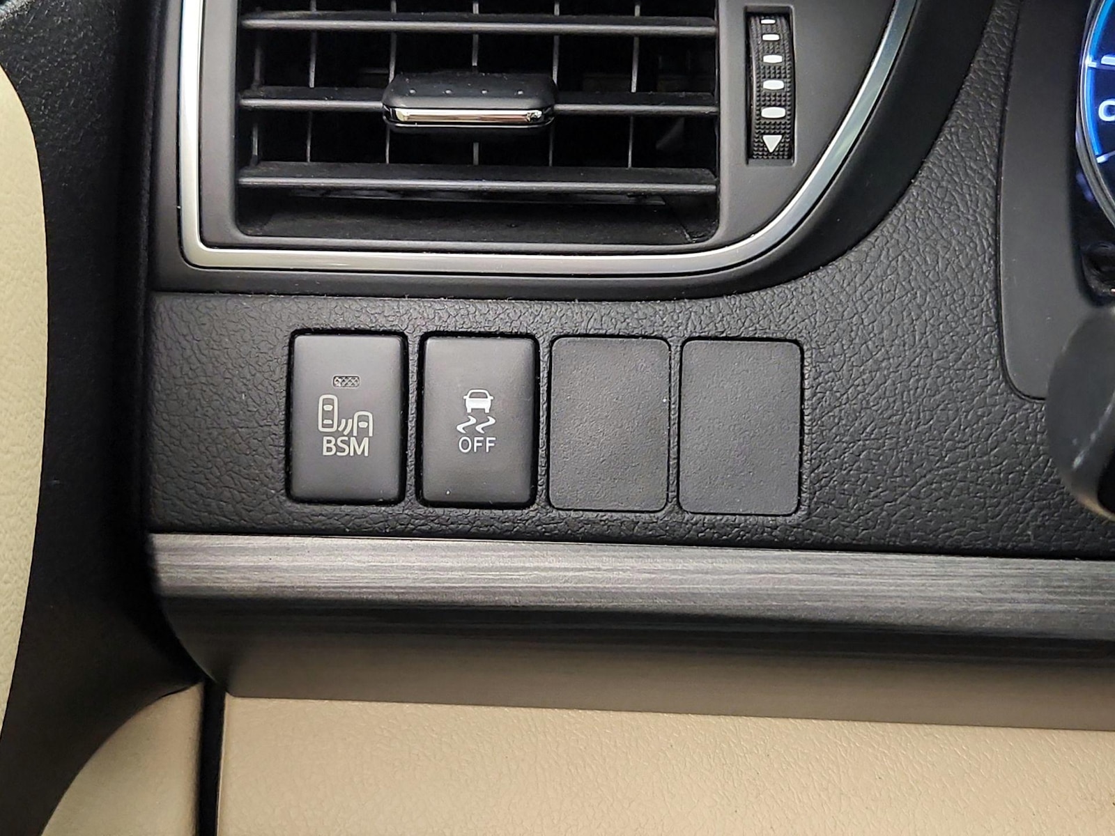 2017 Toyota Camry XLE Hybrid - Photo 14