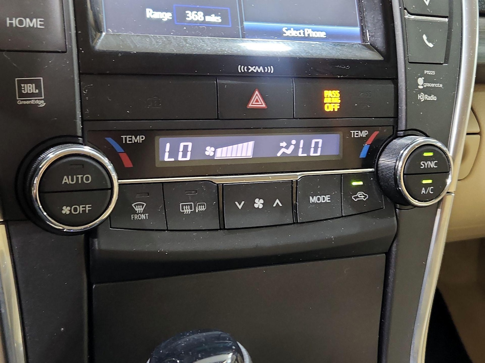 2017 Toyota Camry XLE Hybrid - Photo 17