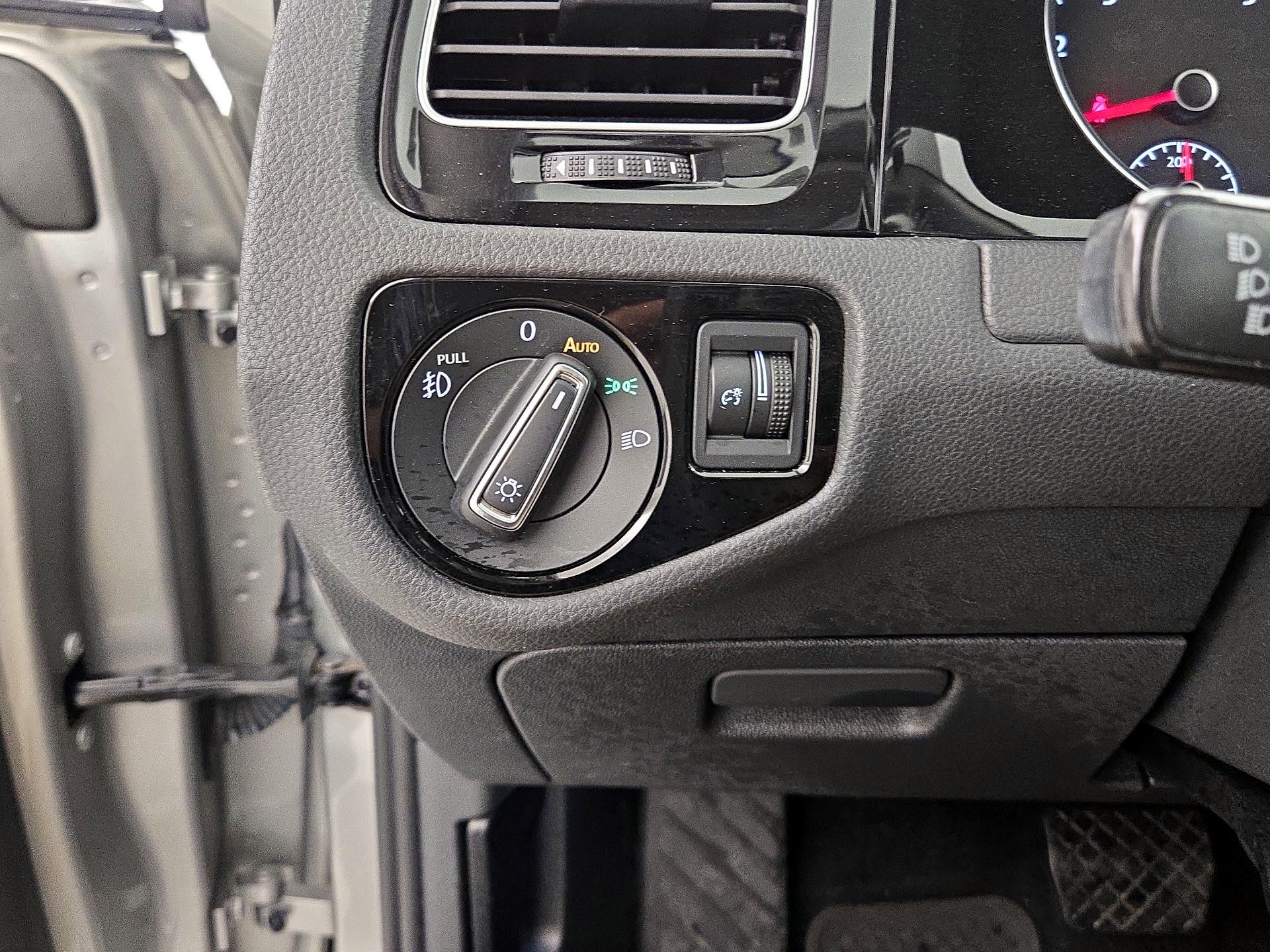 Thumbnail: 2015 Volkswagen Golf - 13