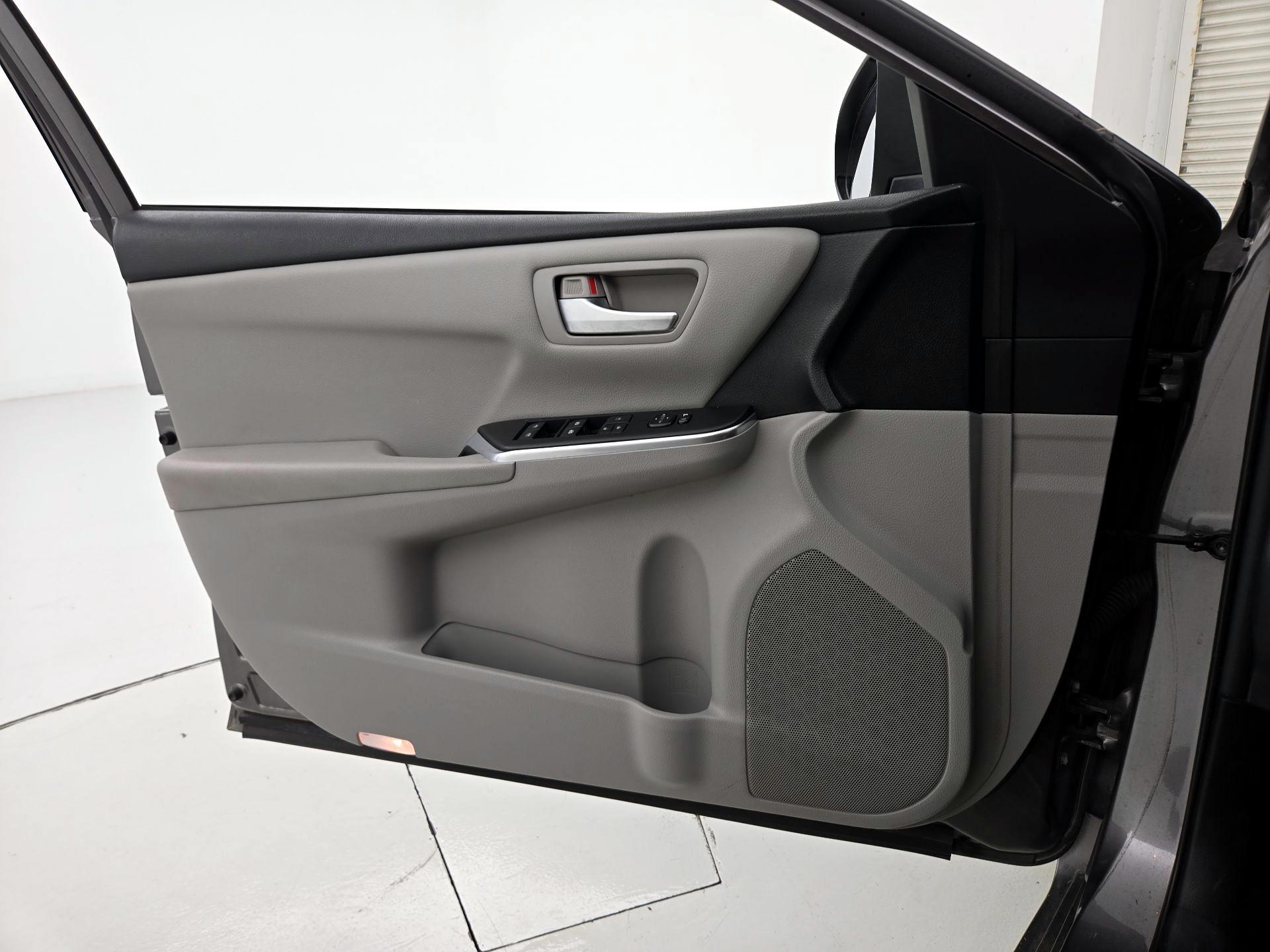 Thumbnail: 2016 Toyota Camry - 12