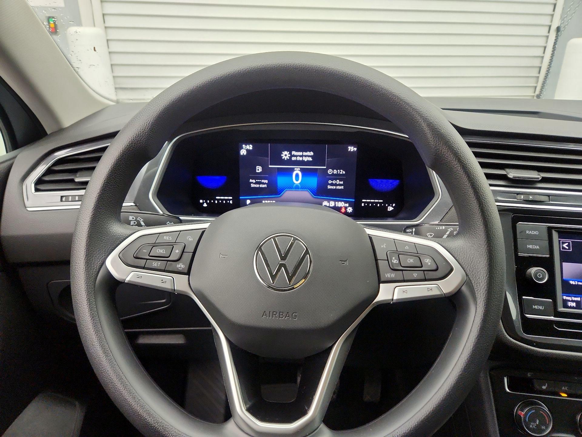 Thumbnail: 2023 Volkswagen Tiguan - 10
