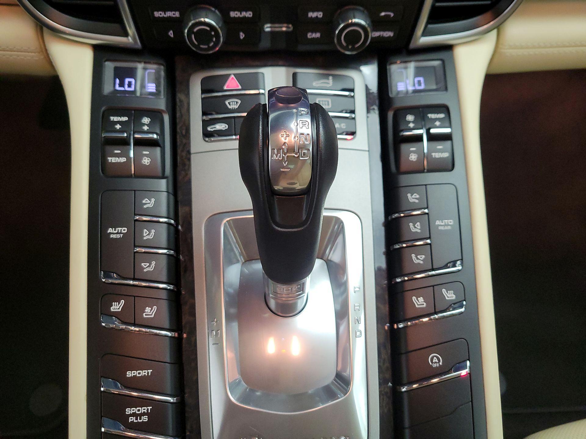 Thumbnail: 2015 Porsche Panamera - 15