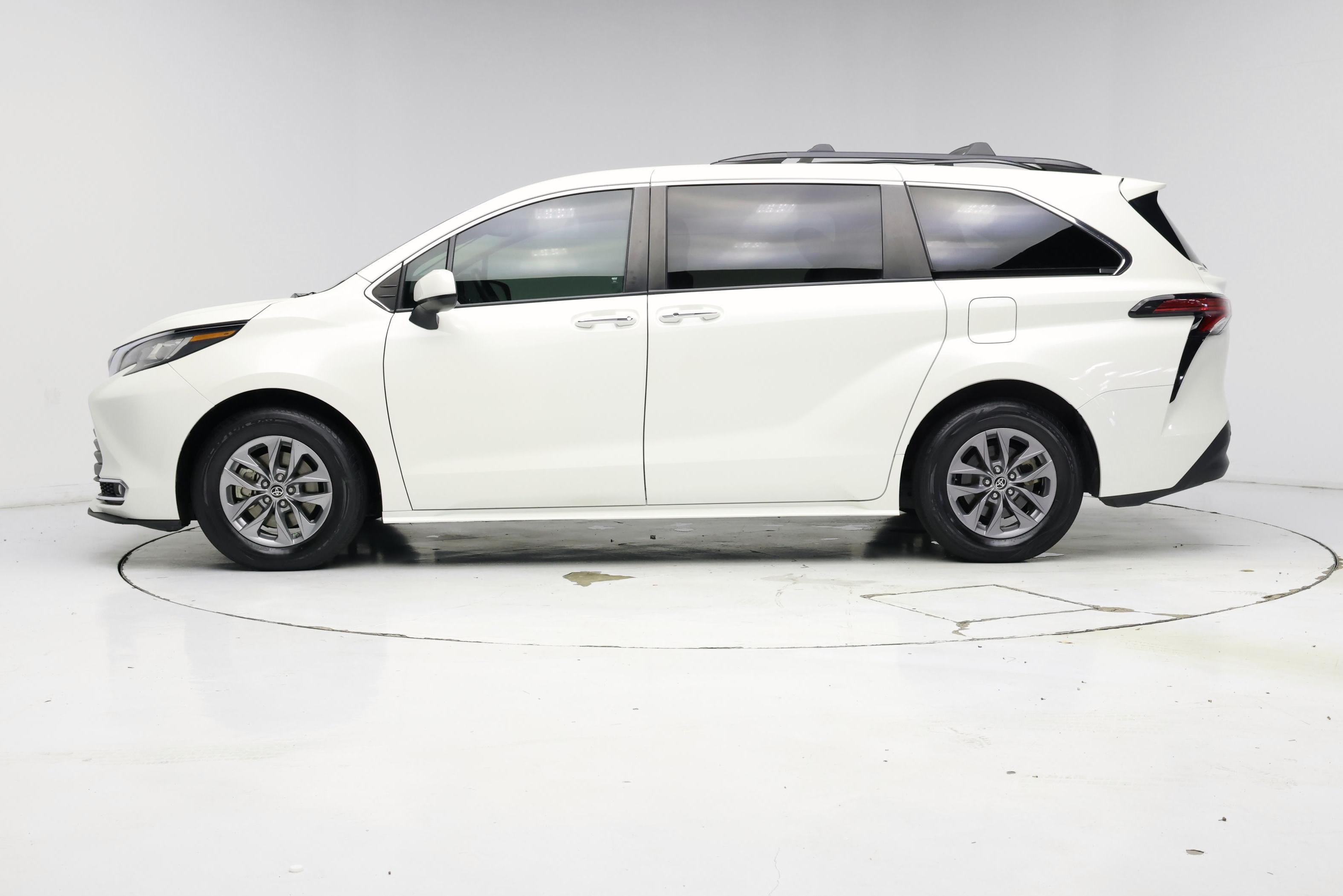 Thumbnail: 2021 Toyota Sienna - 3