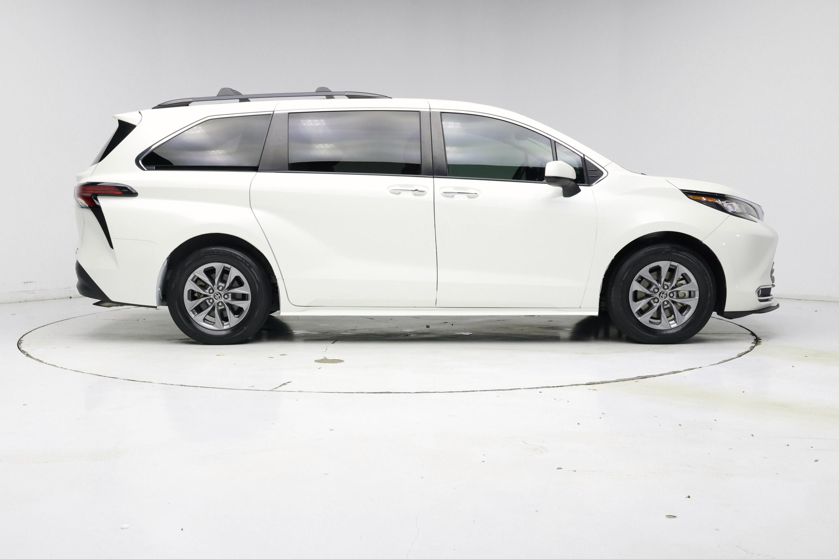 Thumbnail: 2021 Toyota Sienna - 7