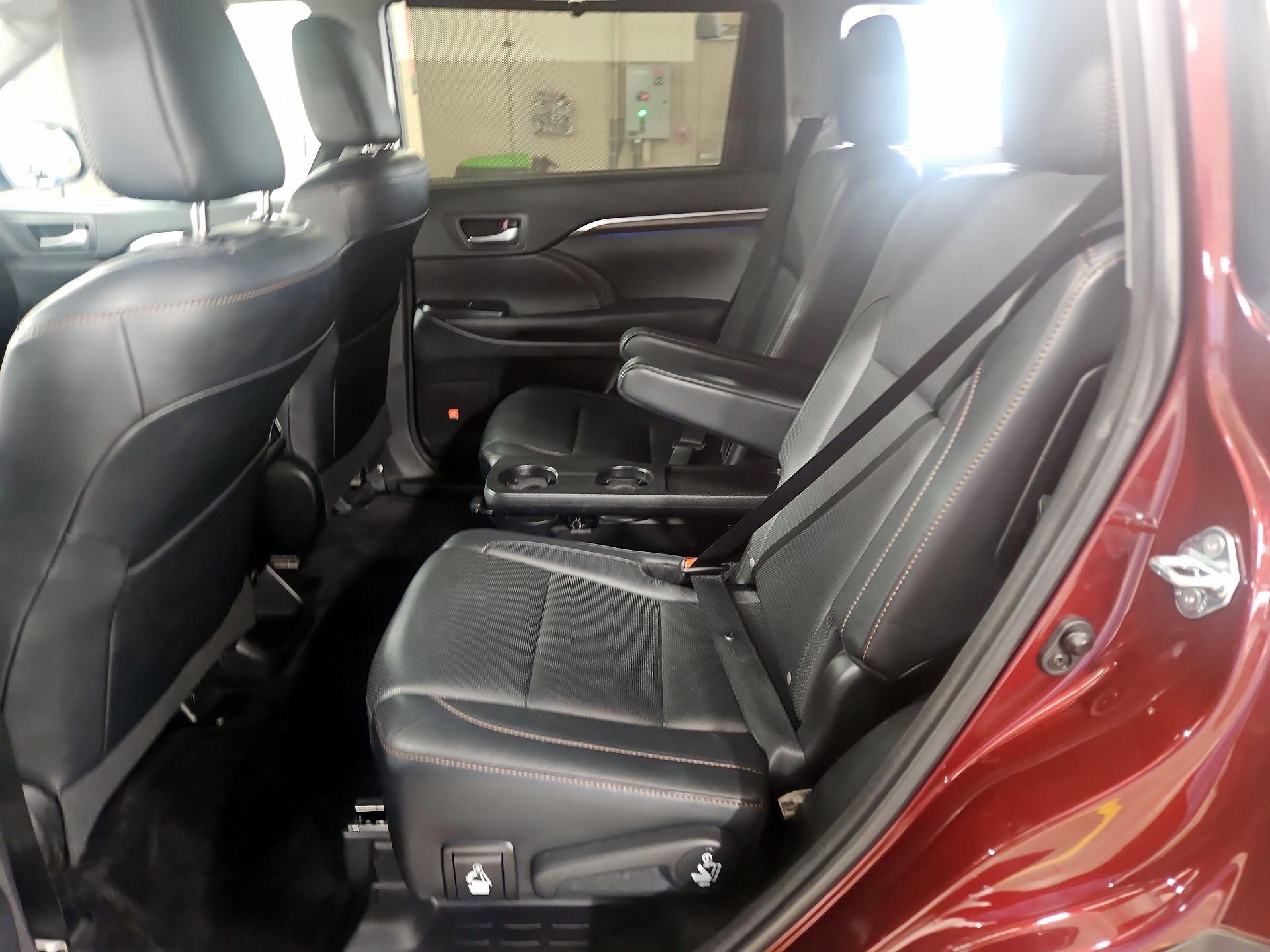 Thumbnail: 2016 Toyota Highlander - 20