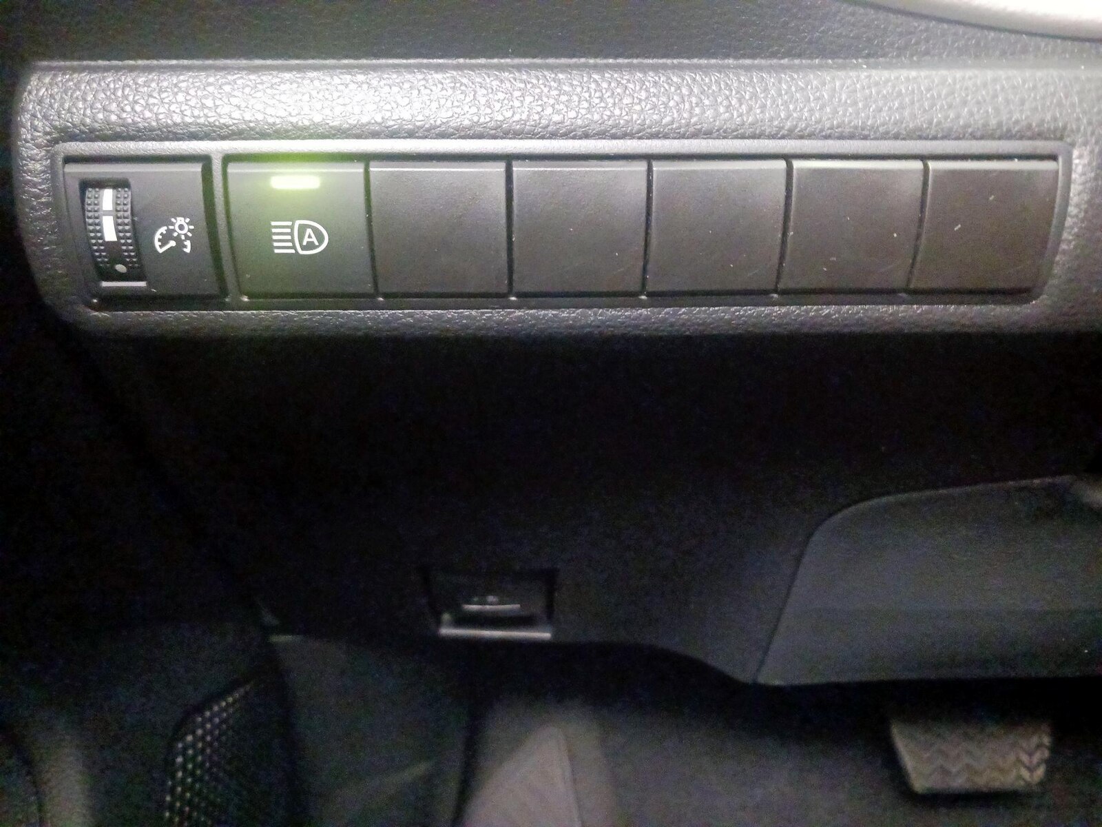 2025 Toyota Corolla LE - Photo 14