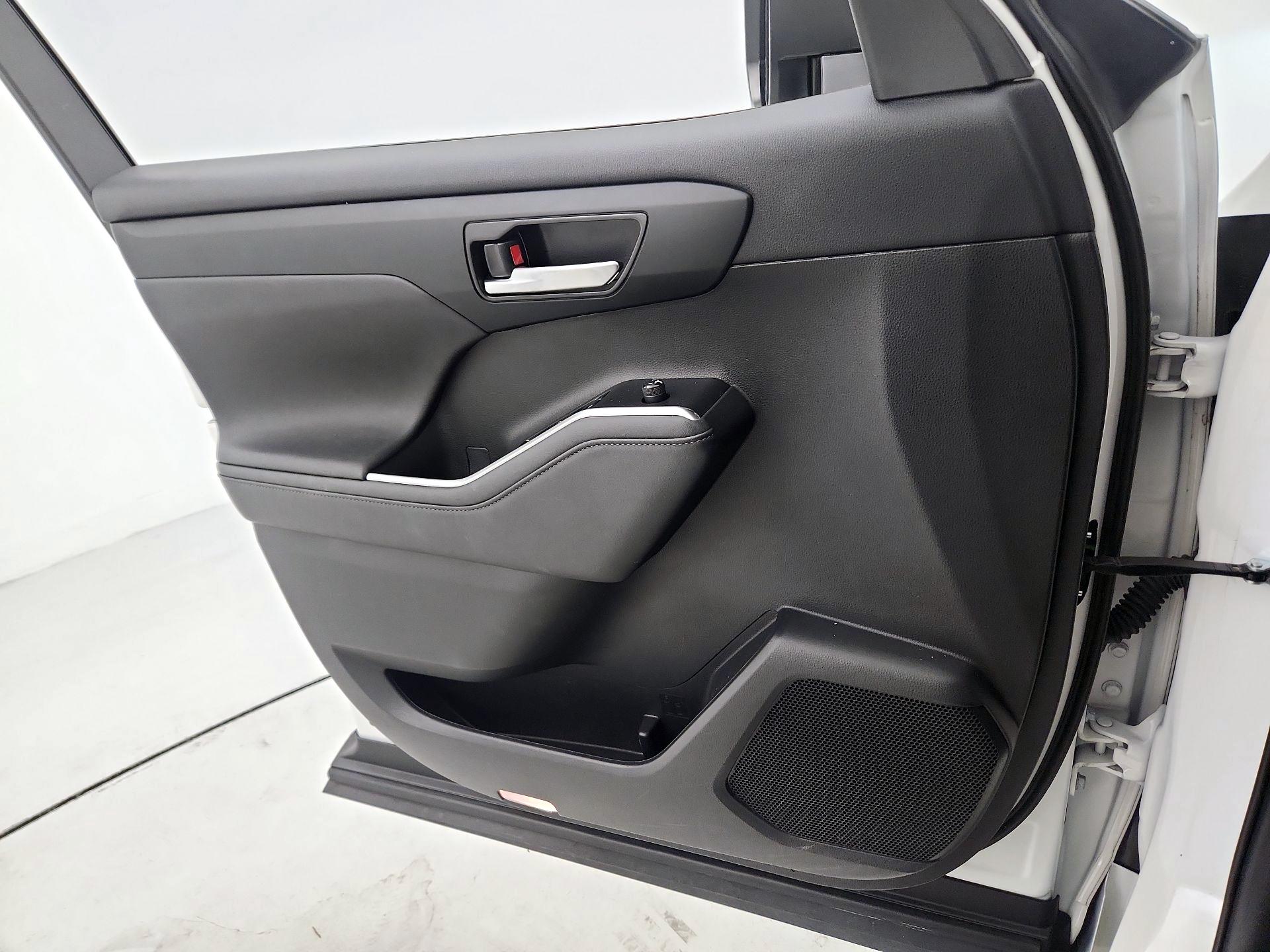 Thumbnail: 2023 Toyota Highlander - 12