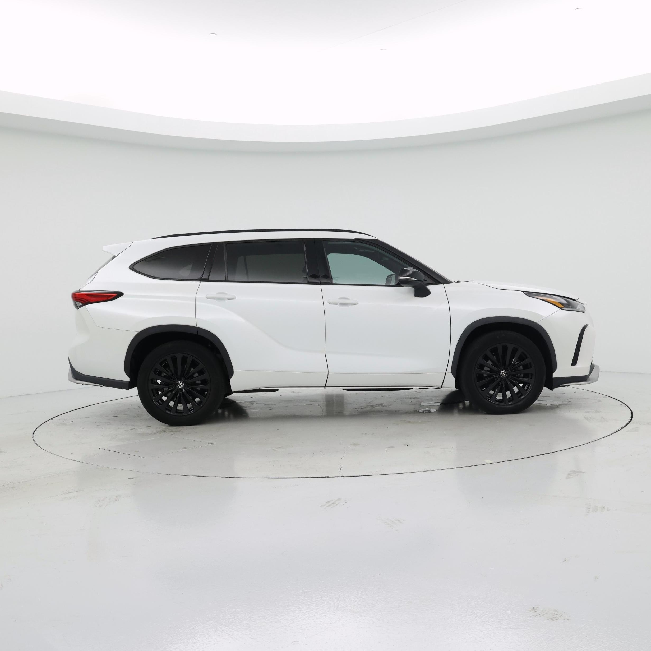 Thumbnail: 2023 Toyota Highlander - 7