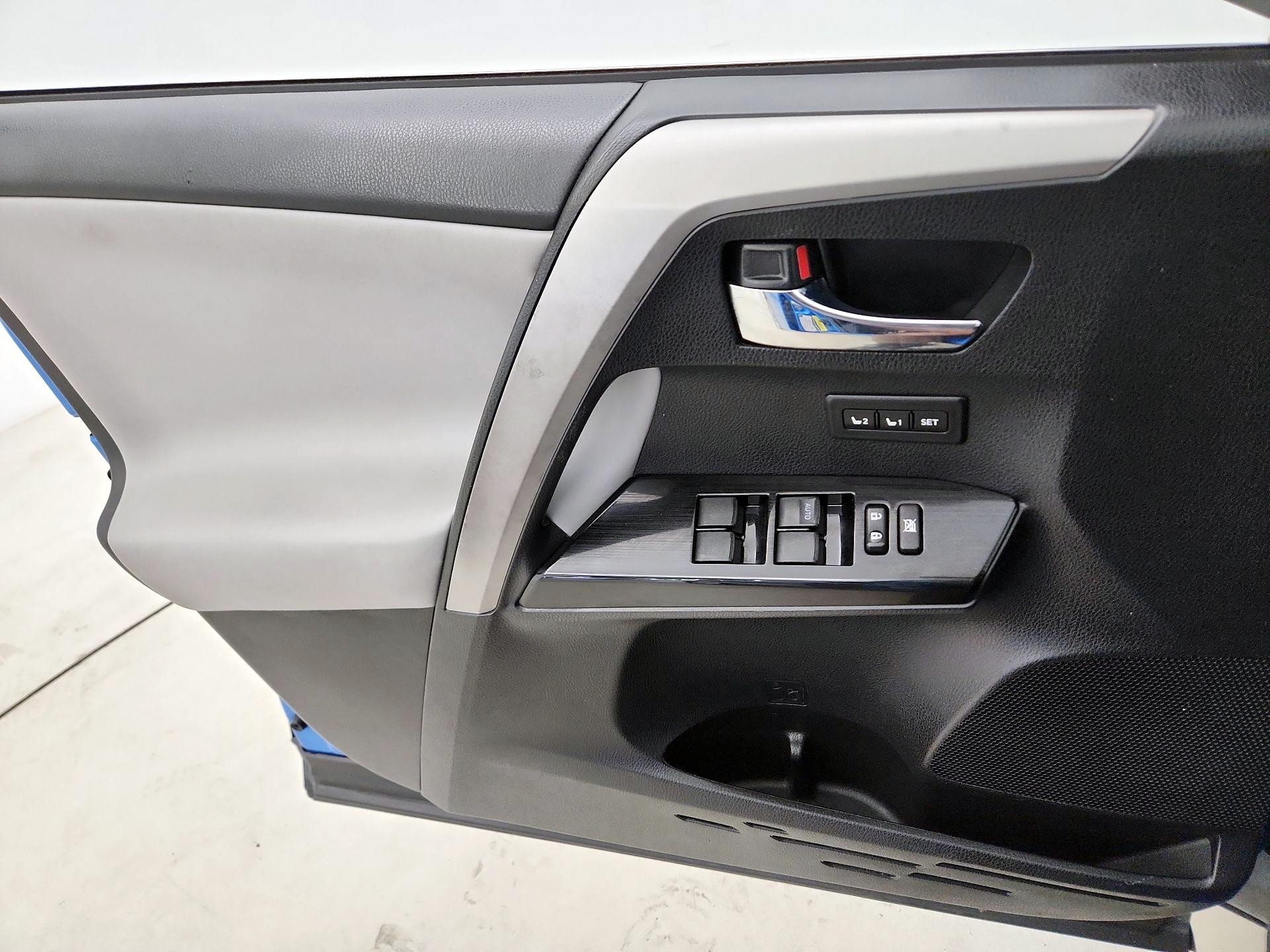 Thumbnail: 2016 Toyota RAV4 - 12