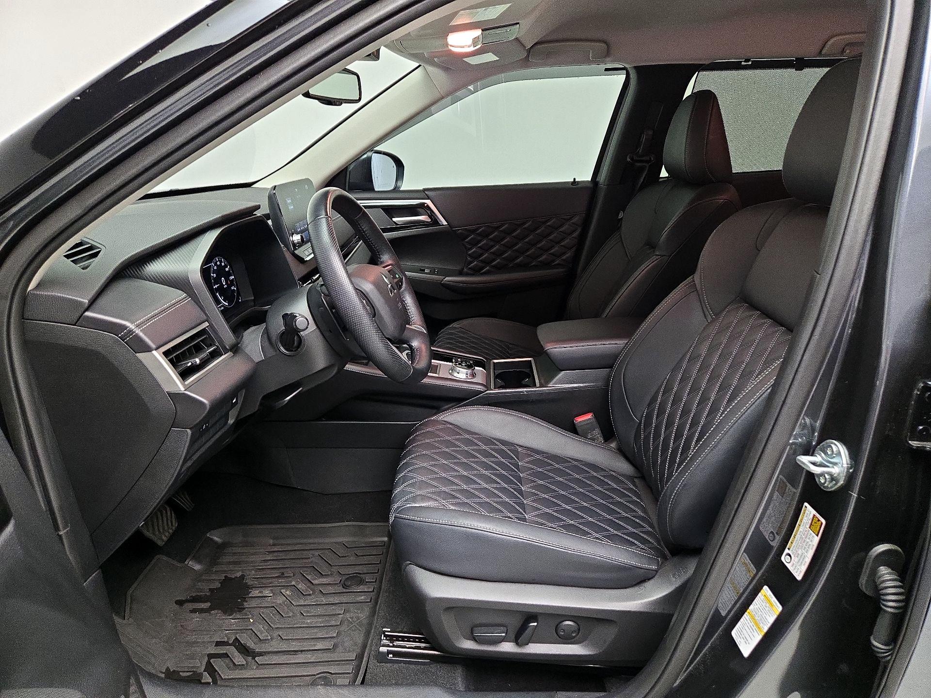 Thumbnail: 2024 Mitsubishi Outlander - 11
