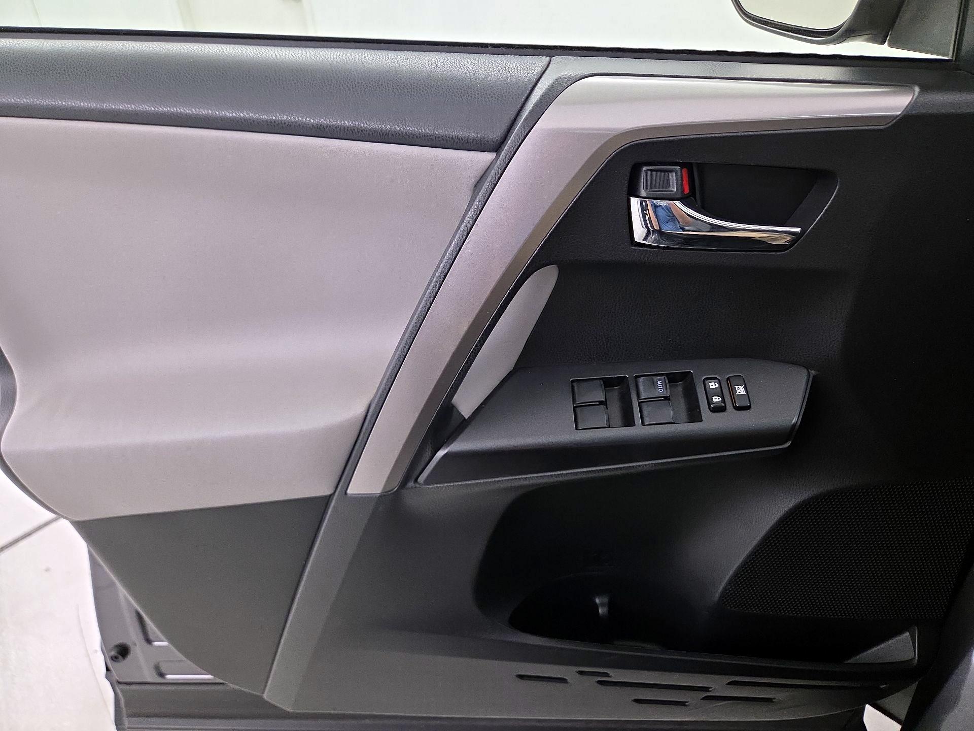 Thumbnail: 2016 Toyota RAV4 - 12