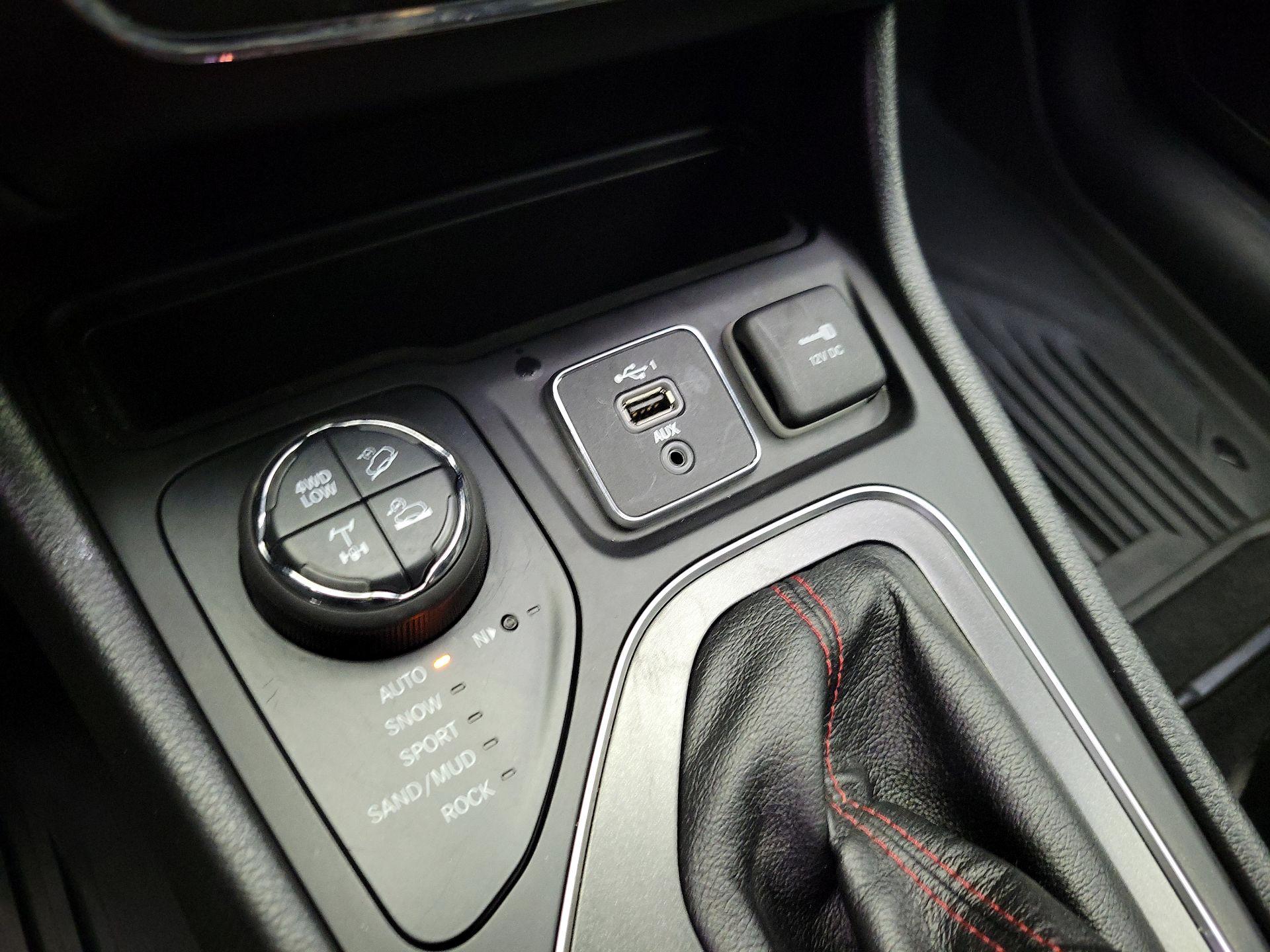 Thumbnail: 2020 Jeep Cherokee - 18