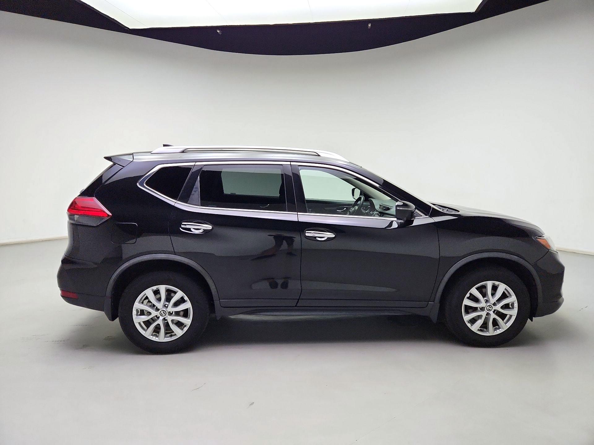 Thumbnail: 2017 Nissan Rogue - 4