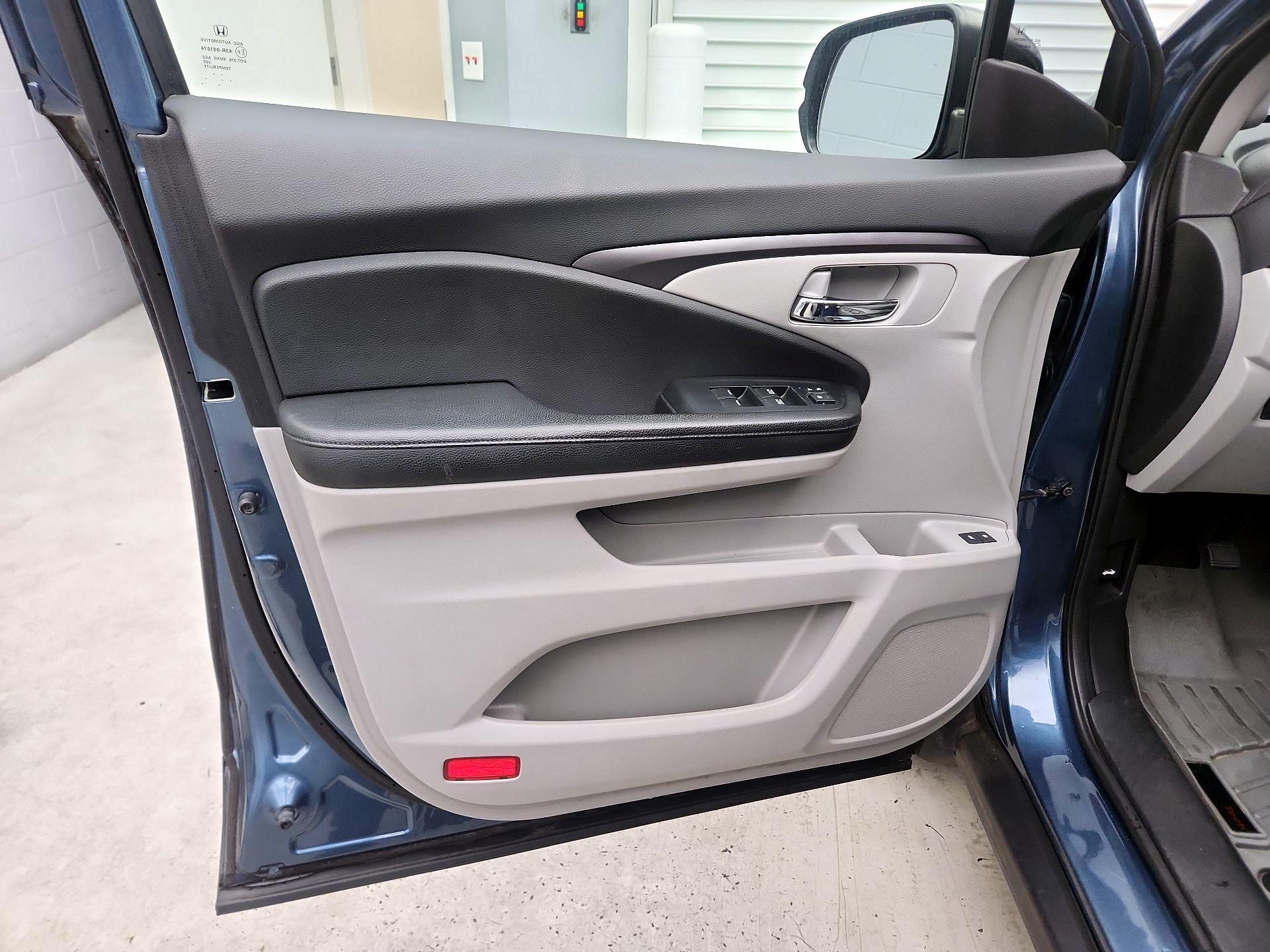 Thumbnail: 2017 Honda Pilot - 12