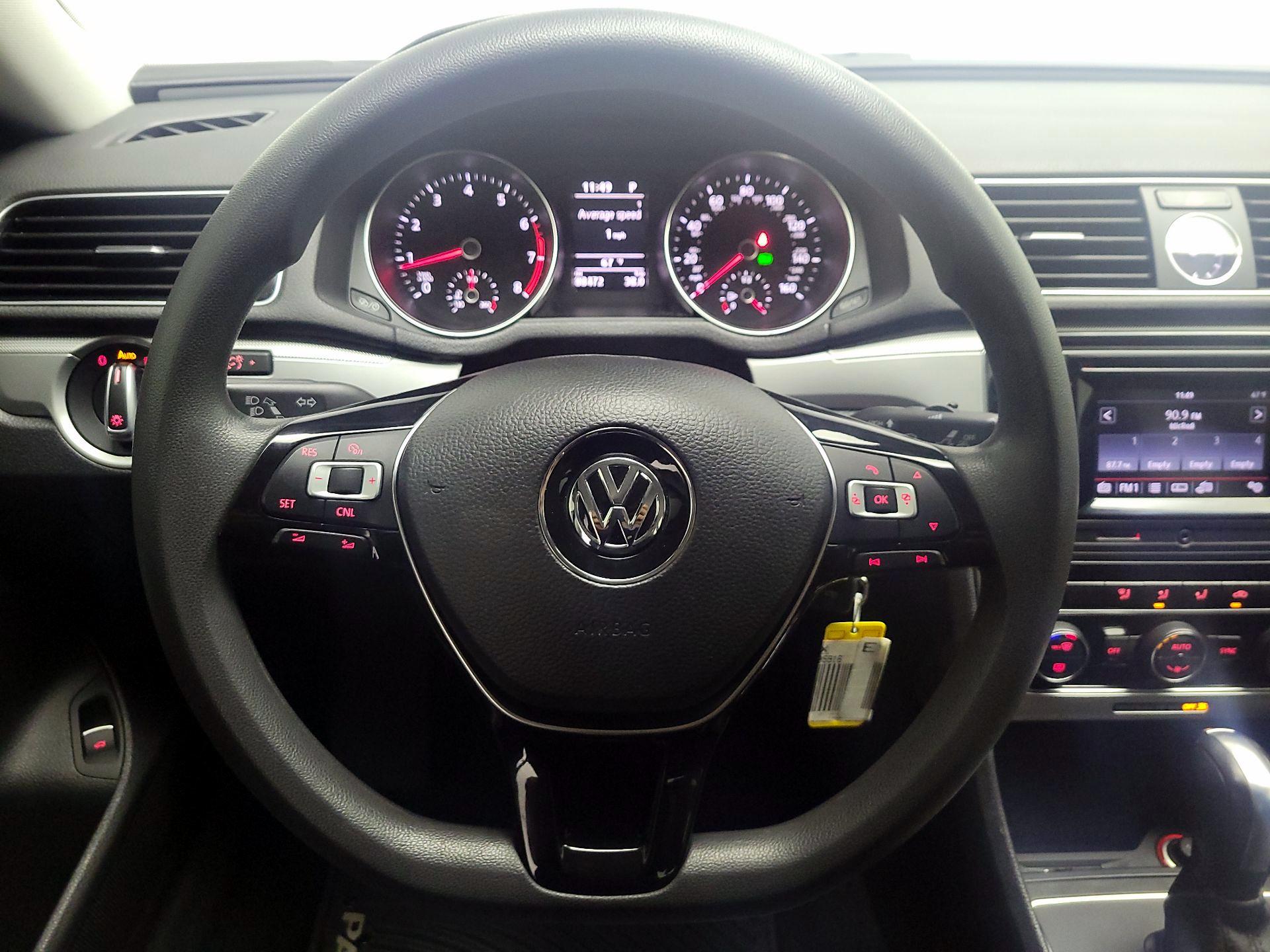 Thumbnail: 2017 Volkswagen Passat - 10