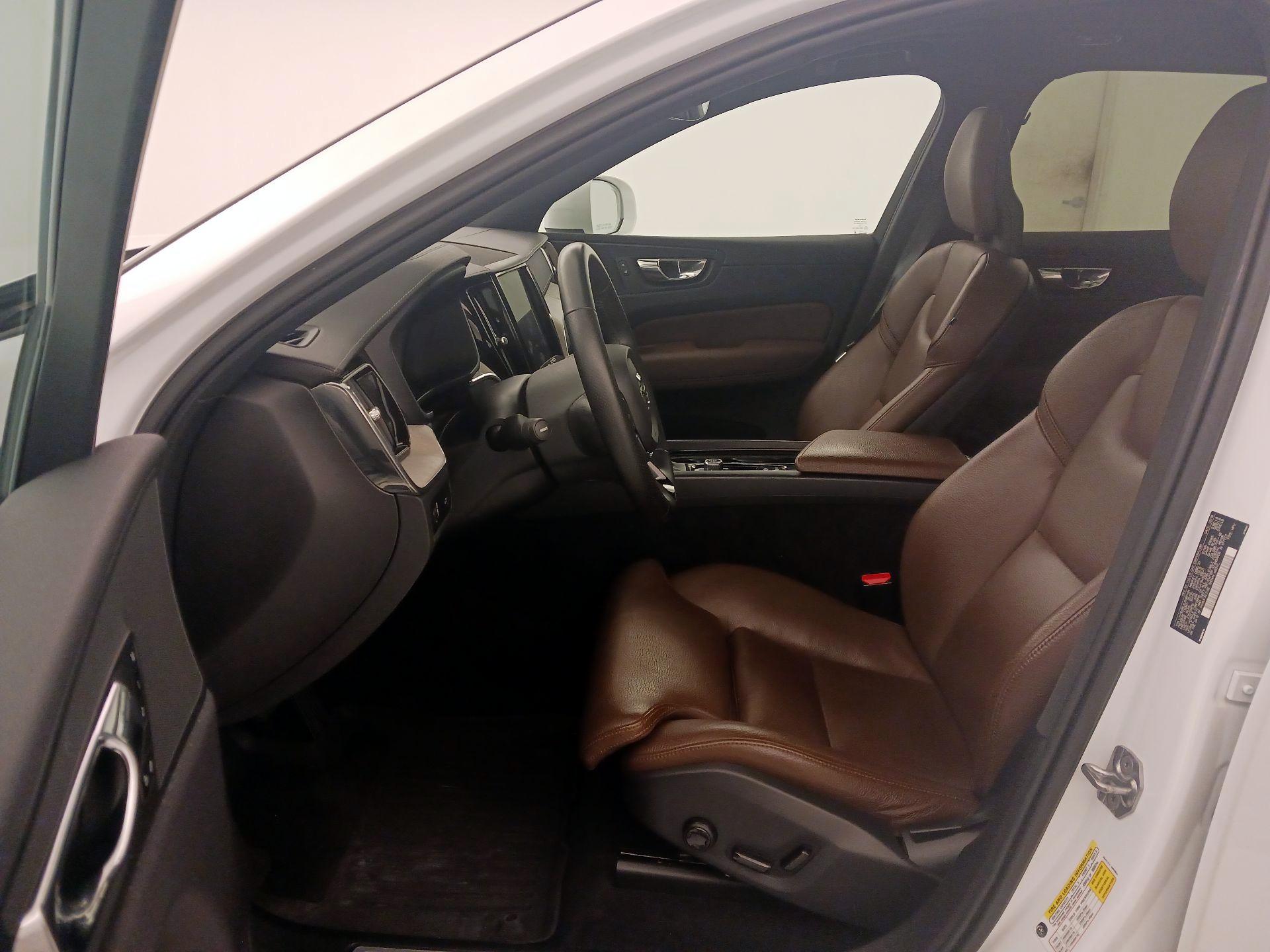 Thumbnail: 2018 Volvo XC60 - 11