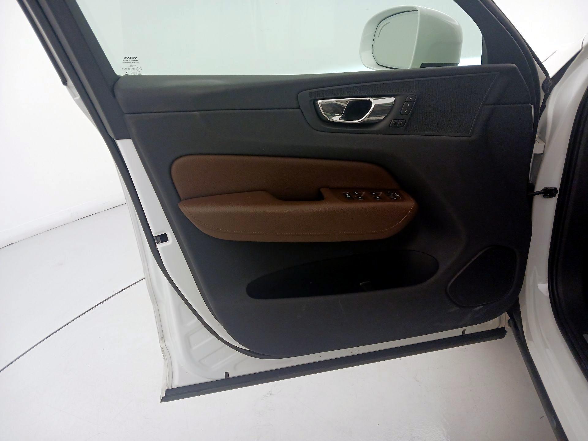Thumbnail: 2018 Volvo XC60 - 12