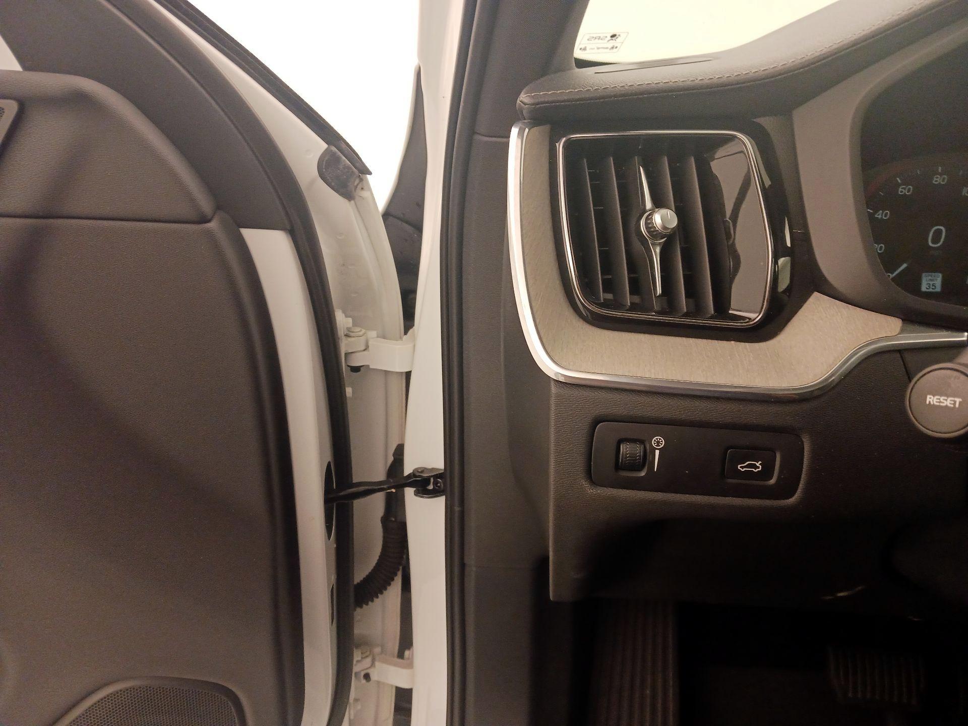 Thumbnail: 2018 Volvo XC60 - 13