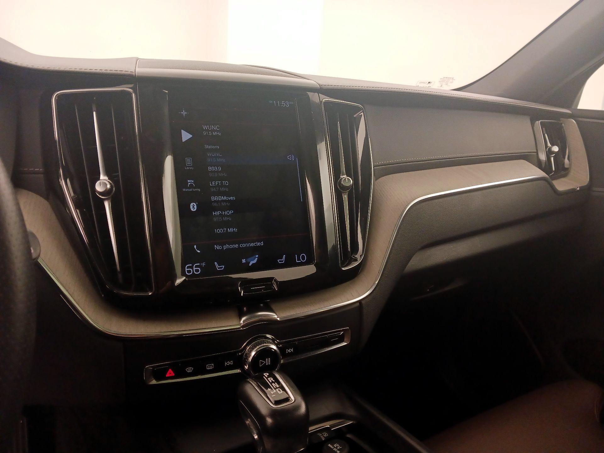 Thumbnail: 2018 Volvo XC60 - 16