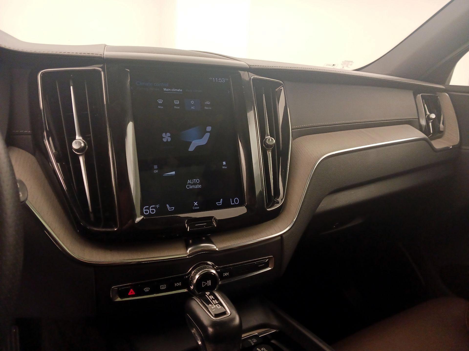 Thumbnail: 2018 Volvo XC60 - 17